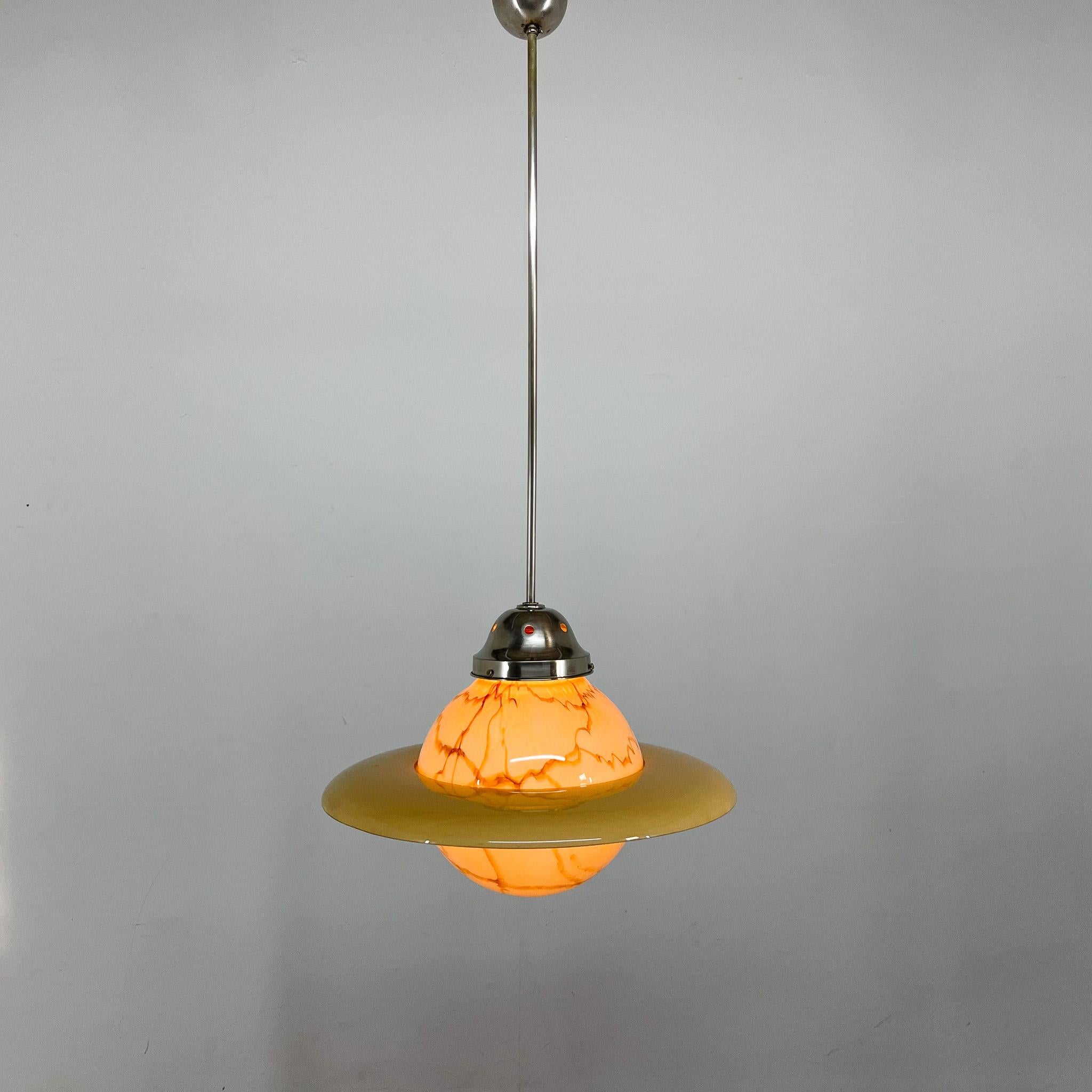 Art Deco marble glass pendant chandelier with chrome-plated rod. Around the shade is a glass circle and the pendant strongly resembles Saturn. Bulb: 1 x E25-E27.