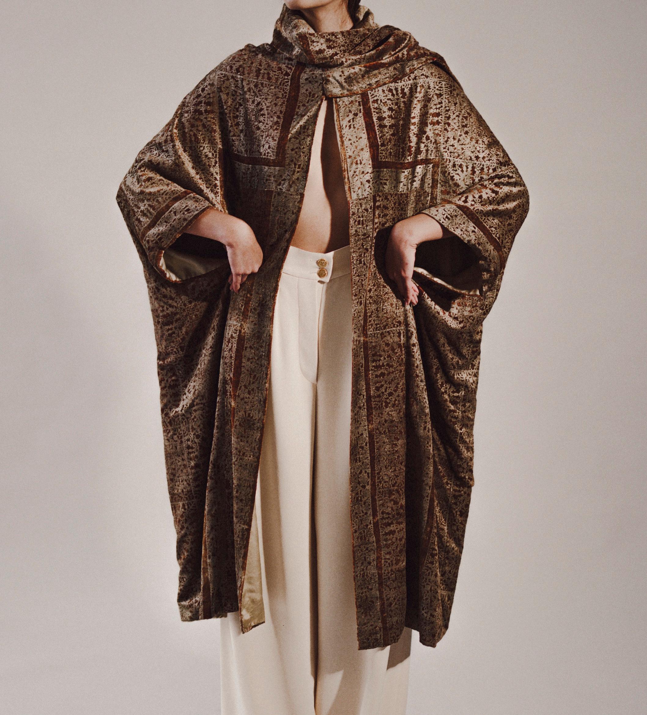 Exquisite 1930’s Mariano Fortuny gold stenciled evening coat. Featuring a button closure and asymmetric neck wrap, lined in champagne silk, and signature ‘Mariano Fortuny Venise’ stamp. 

Provenance: from the “Temple of Wings” Ann and Gordon Getty