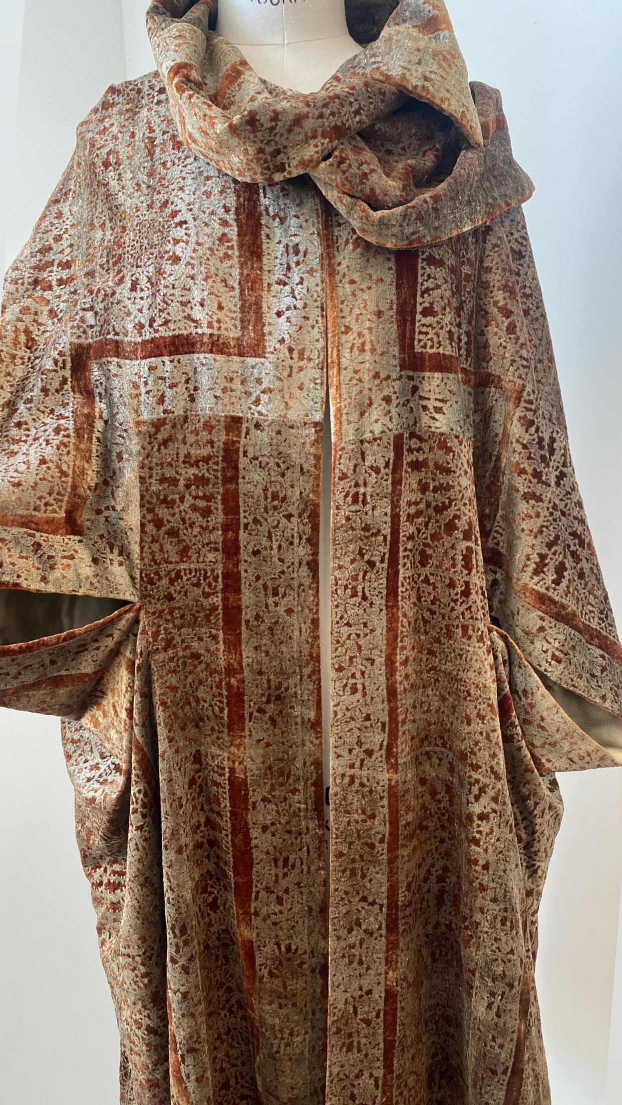 1930s Mariano Fortuny Gold Stenciled Evening Coat  For Sale 4