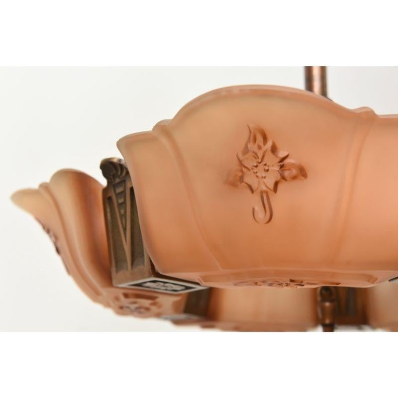 Coppia di apparecchi Markel in stile Art Deco. Apparecchio in bronzo con vetro originale color ambra. 5 luci. Completamente restaurato e ricablato, pronto per essere appeso.

Dimensioni:
Altezza: 17