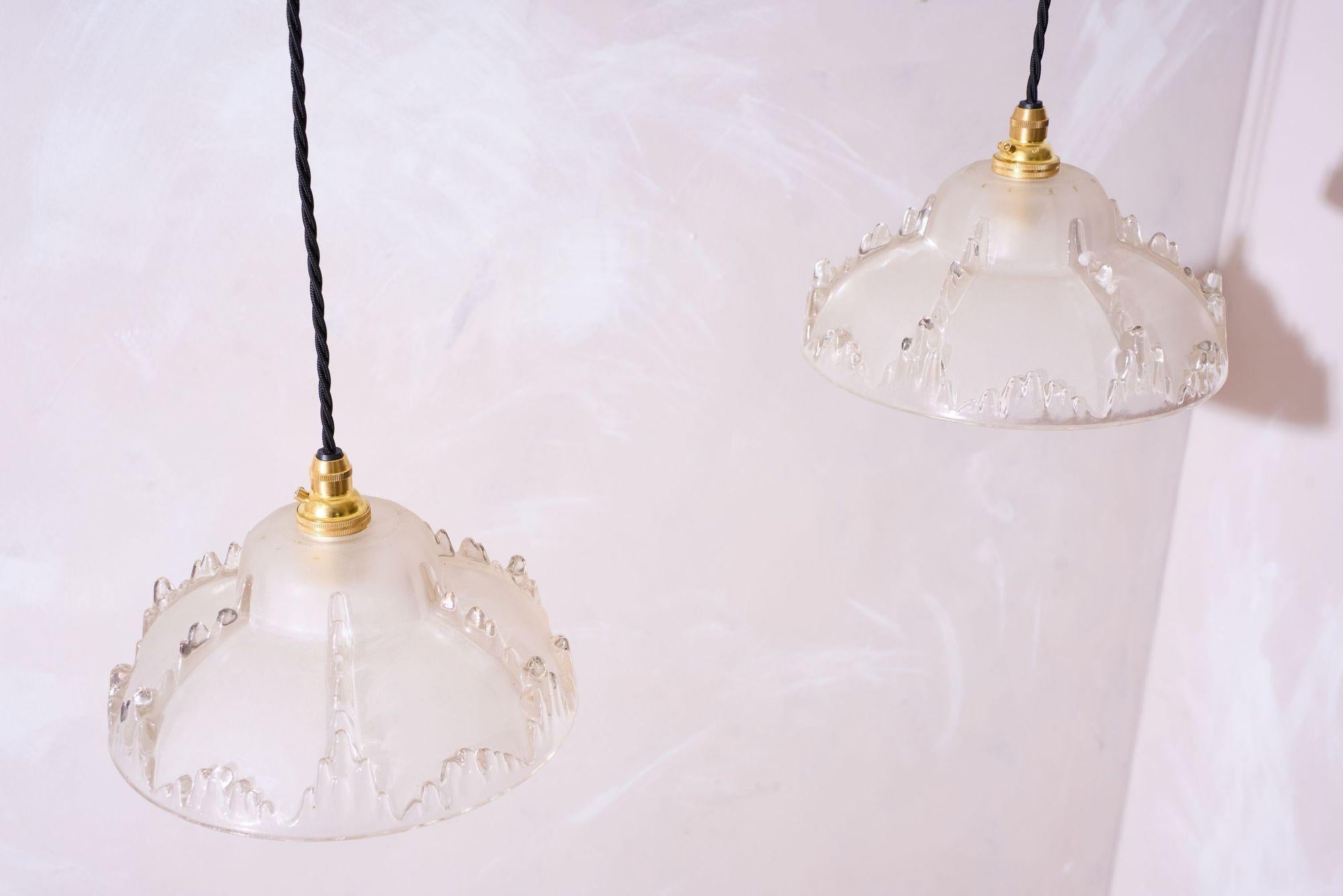 Metà XX secolo Lampade a sospensione a forma di ghiacciolo opaco degli anni '30 - 1 disponibile in vendita