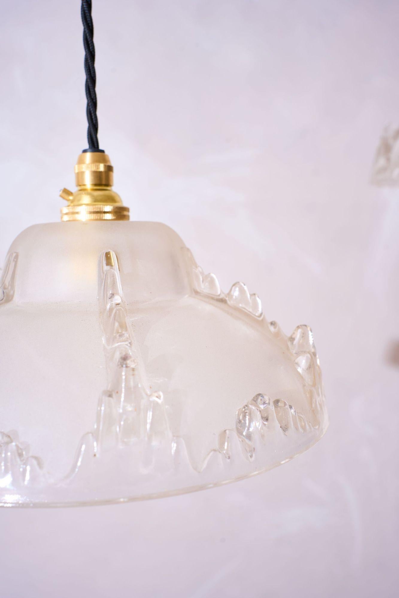 Vetro Lampade a sospensione a forma di ghiacciolo opaco degli anni '30 - 1 disponibile in vendita