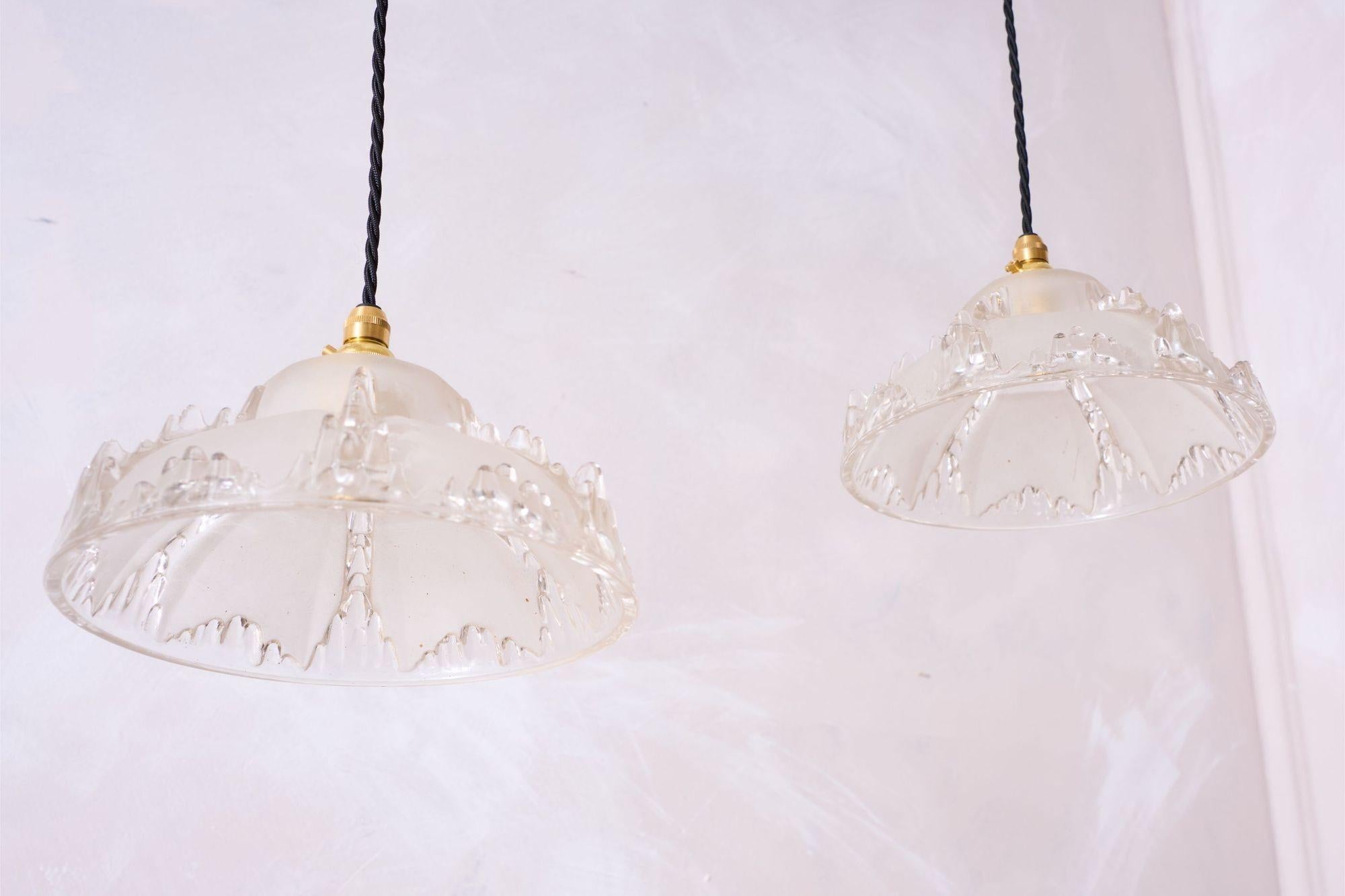 Lampade a sospensione a forma di ghiacciolo opaco degli anni '30 - 1 disponibile in vendita 1