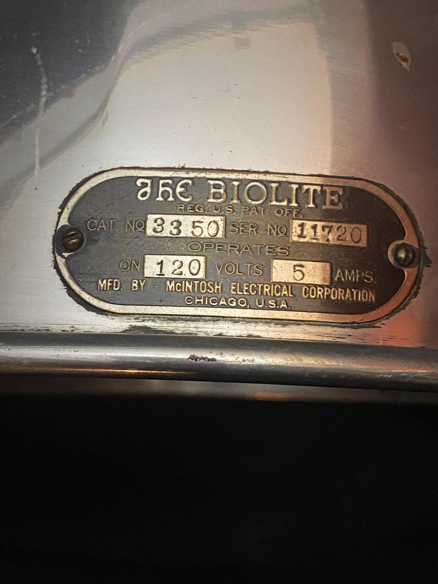 Voici un bel exemple de McIntosh Biolite des années 1930. Des ferrures en laiton usiné au socle en porcelaine, cette lampe est un parfait hommage au mouvement de culture physique des années 1930, où chaque aspect de la vie était taillé pour une