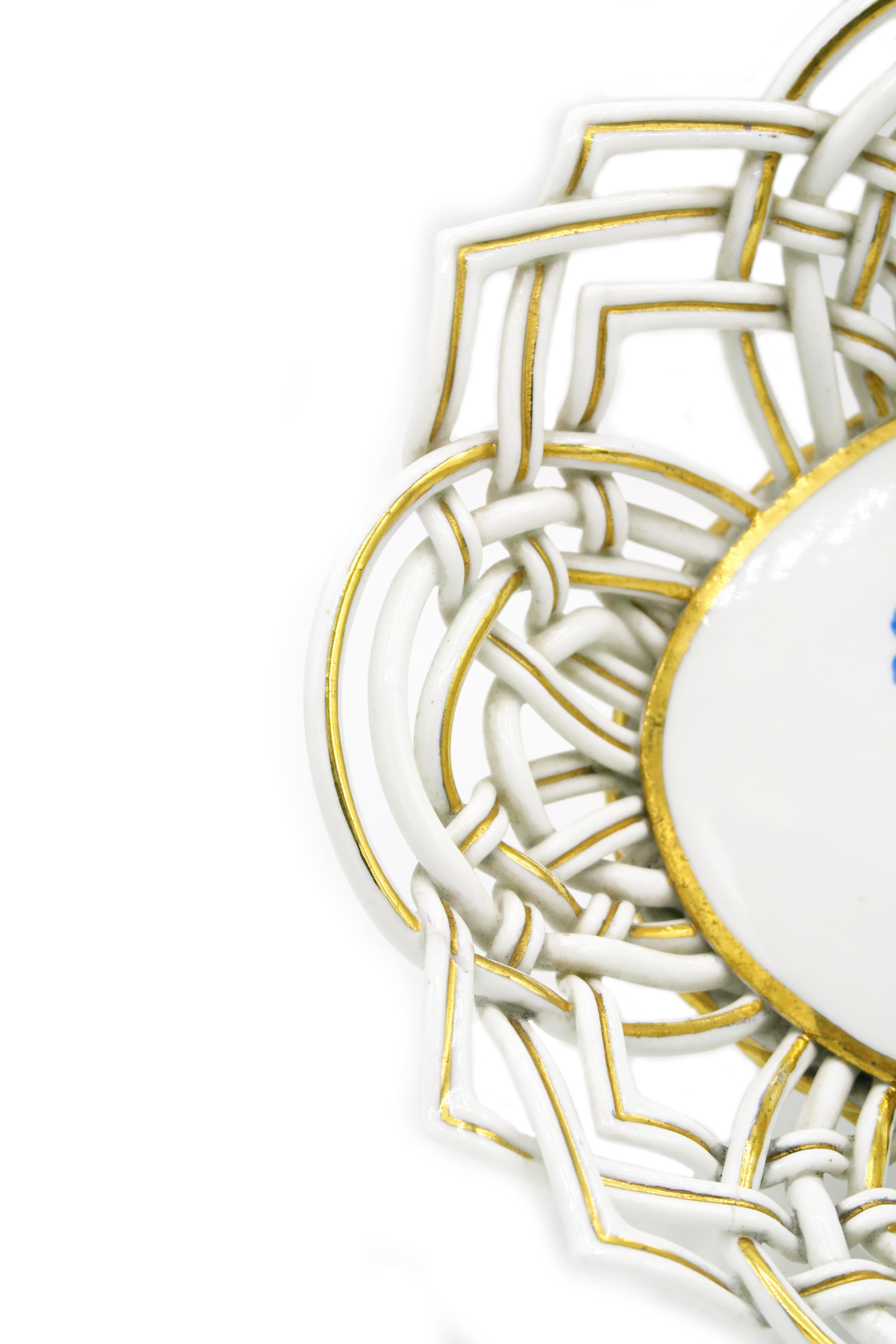 Allemand Panier à fleurs ovale Meissner des années 1930 avec ornement tressé modelé à la main en vente