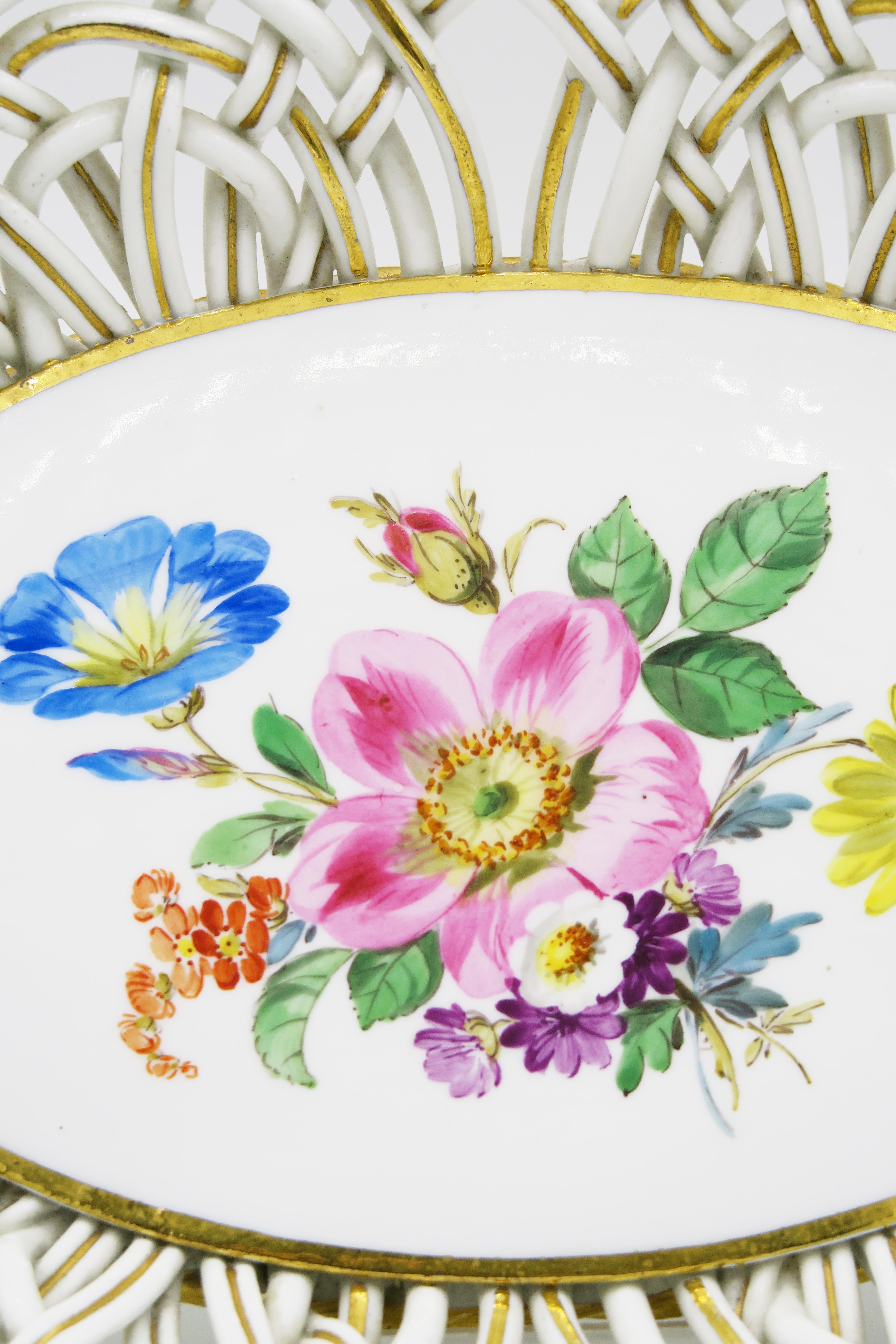 Peint à la main Panier à fleurs ovale Meissner des années 1930 avec ornement tressé model�é à la main en vente