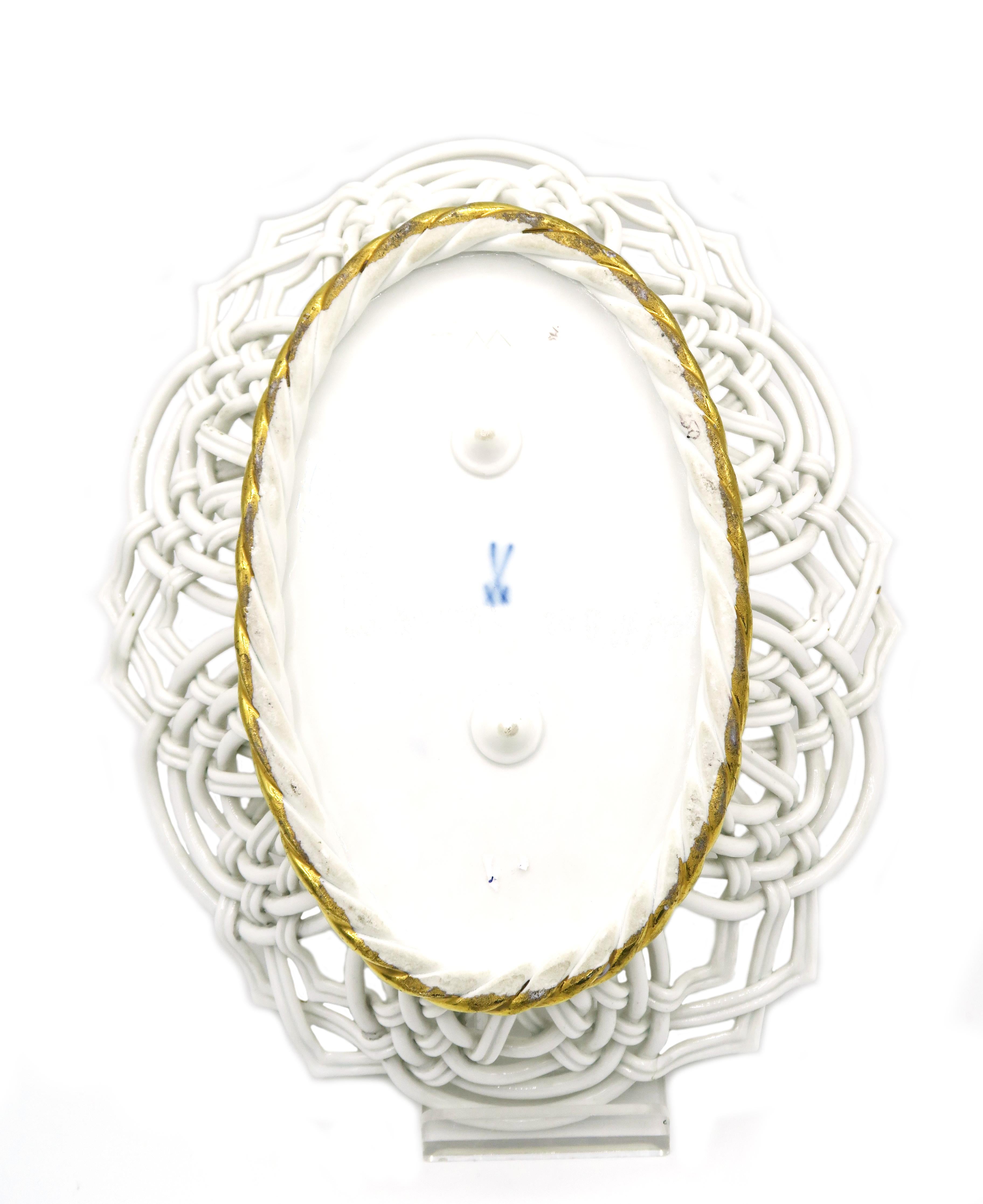 Panier à fleurs ovale Meissner des années 1930 avec ornement tressé modelé à la main Bon état - En vente à Remshalden-Grunbach, DE