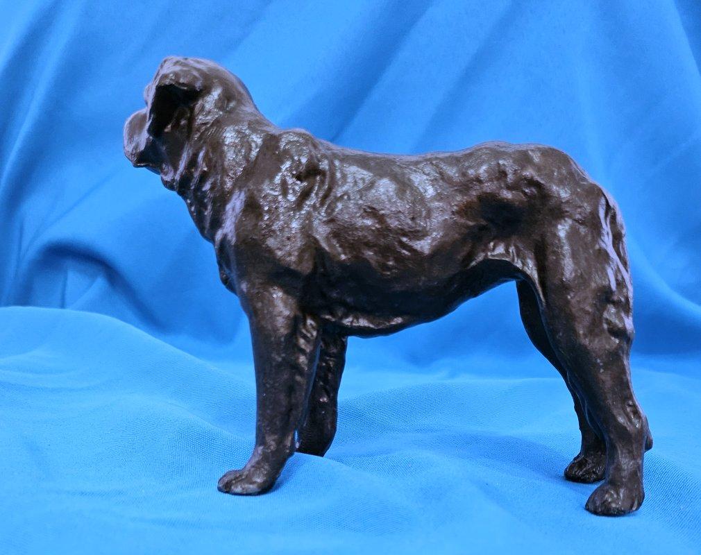 Perro de metal de los años 30, San Bernardo, Tipo Mastín o Tipo Retriever. Sólido. 
*****AVISO: NUESTRA TIENDA 1ST DIBS CIERRA A FINALES DE MAYO*****
Esta raza de perro guardián o de trabajo, muy atractiva, nos parece de metal macizo; no podemos