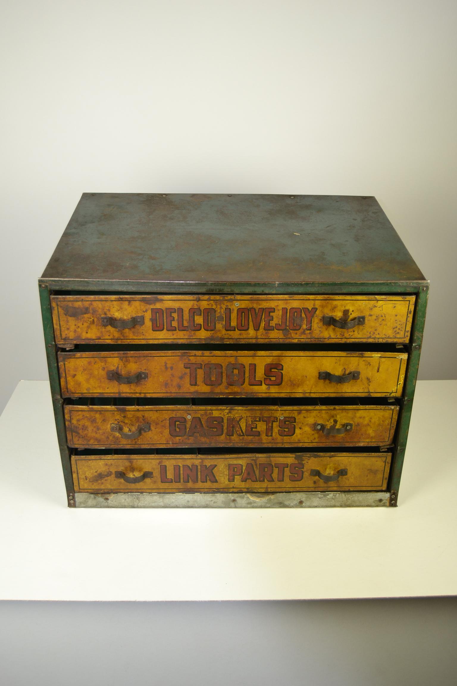 1930s Metal Garage Toolbox Cabinet with 4 drawers 2