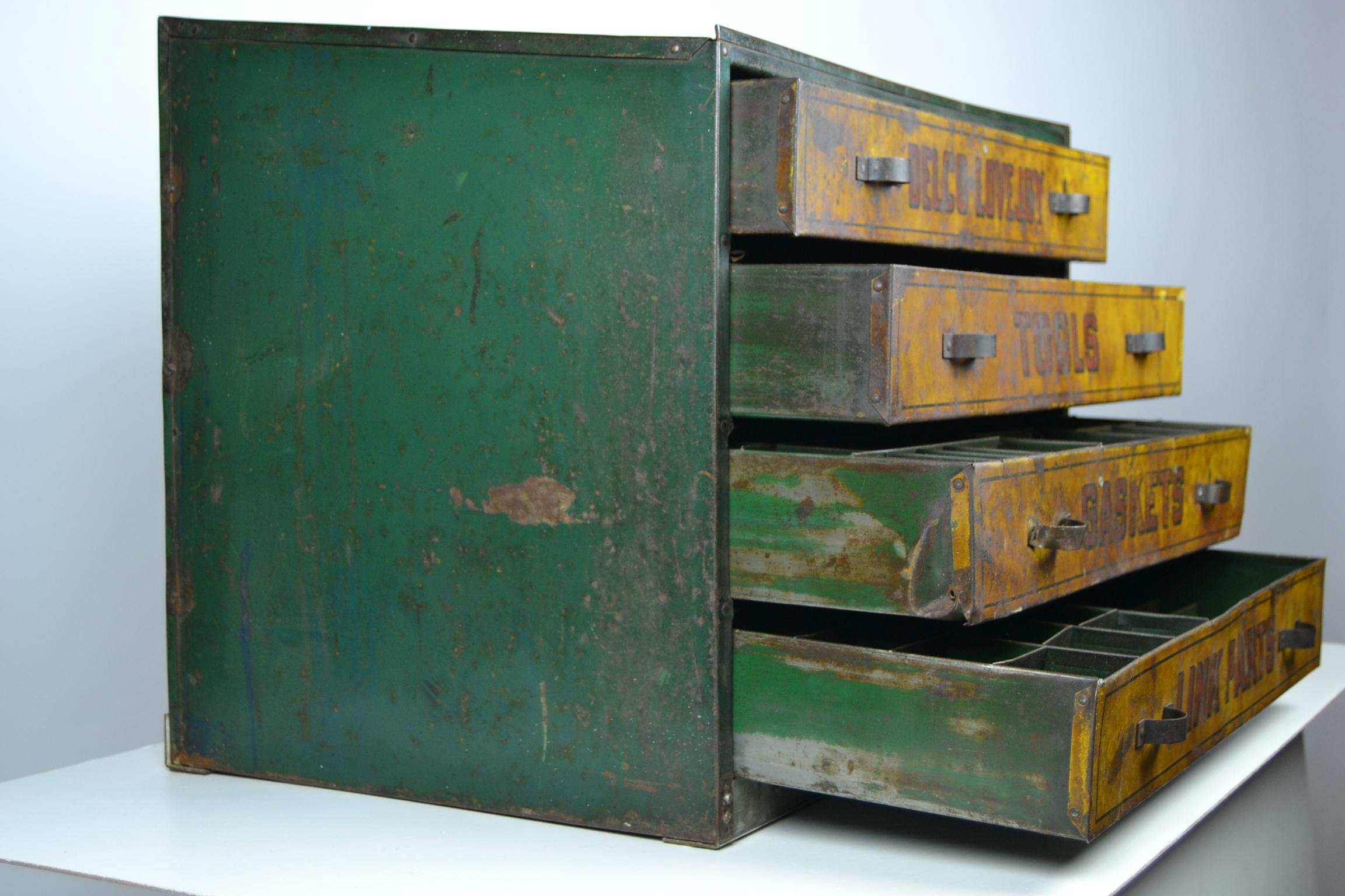 1930s Metal Garage Toolbox Cabinet with 4 drawers In Good Condition In Retie, BE