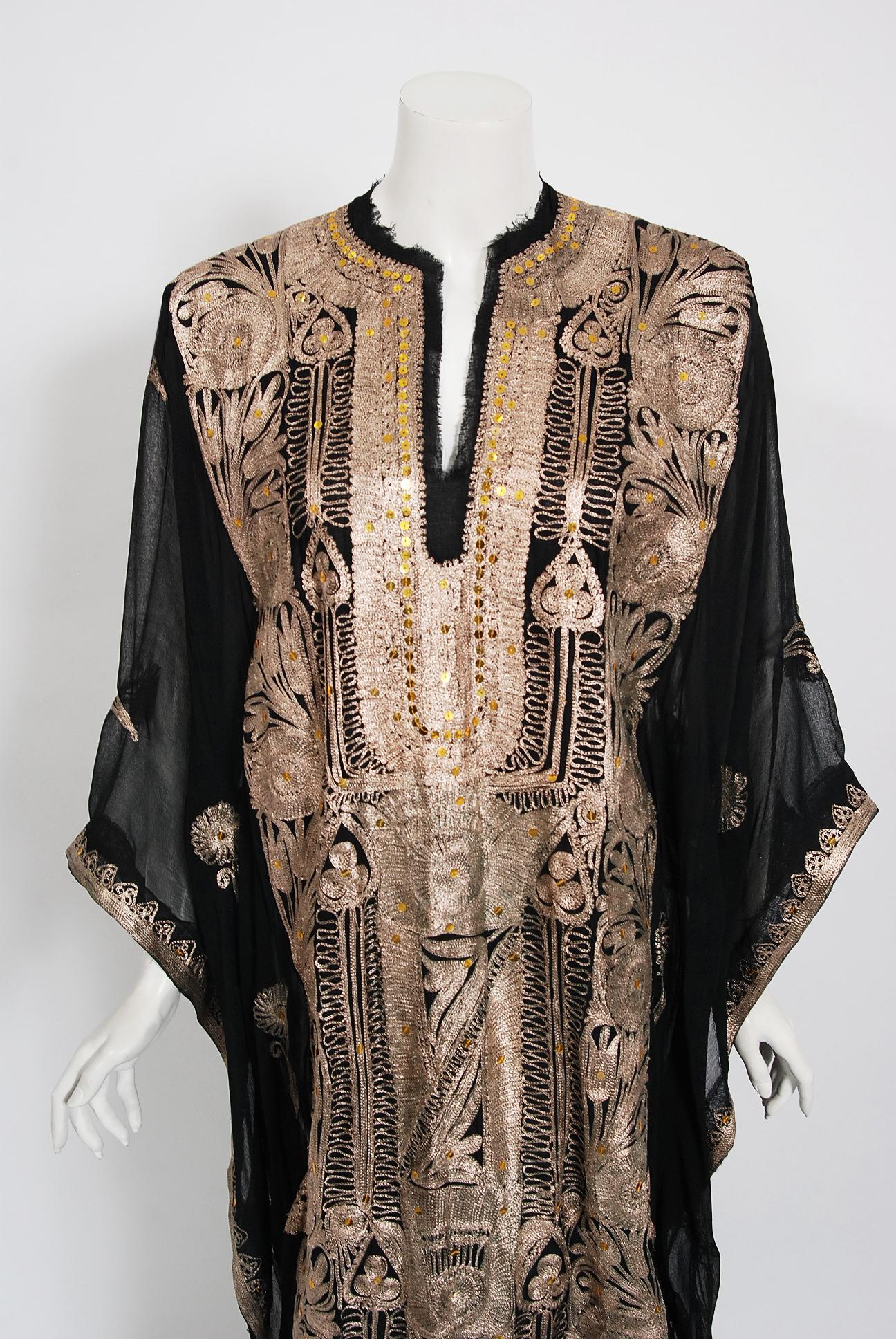 Noir Caftan couture vintage des années 1930 en mousseline de soie noire transparente brodée d'or métallisé