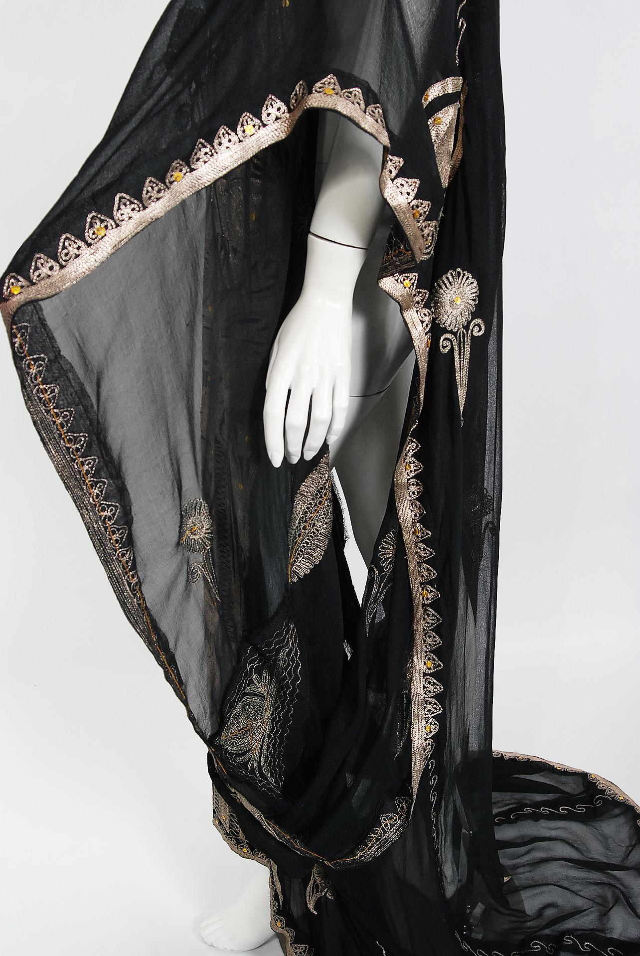 Caftan couture vintage des années 1930 en mousseline de soie noire transparente brodée d'or métallisé 3