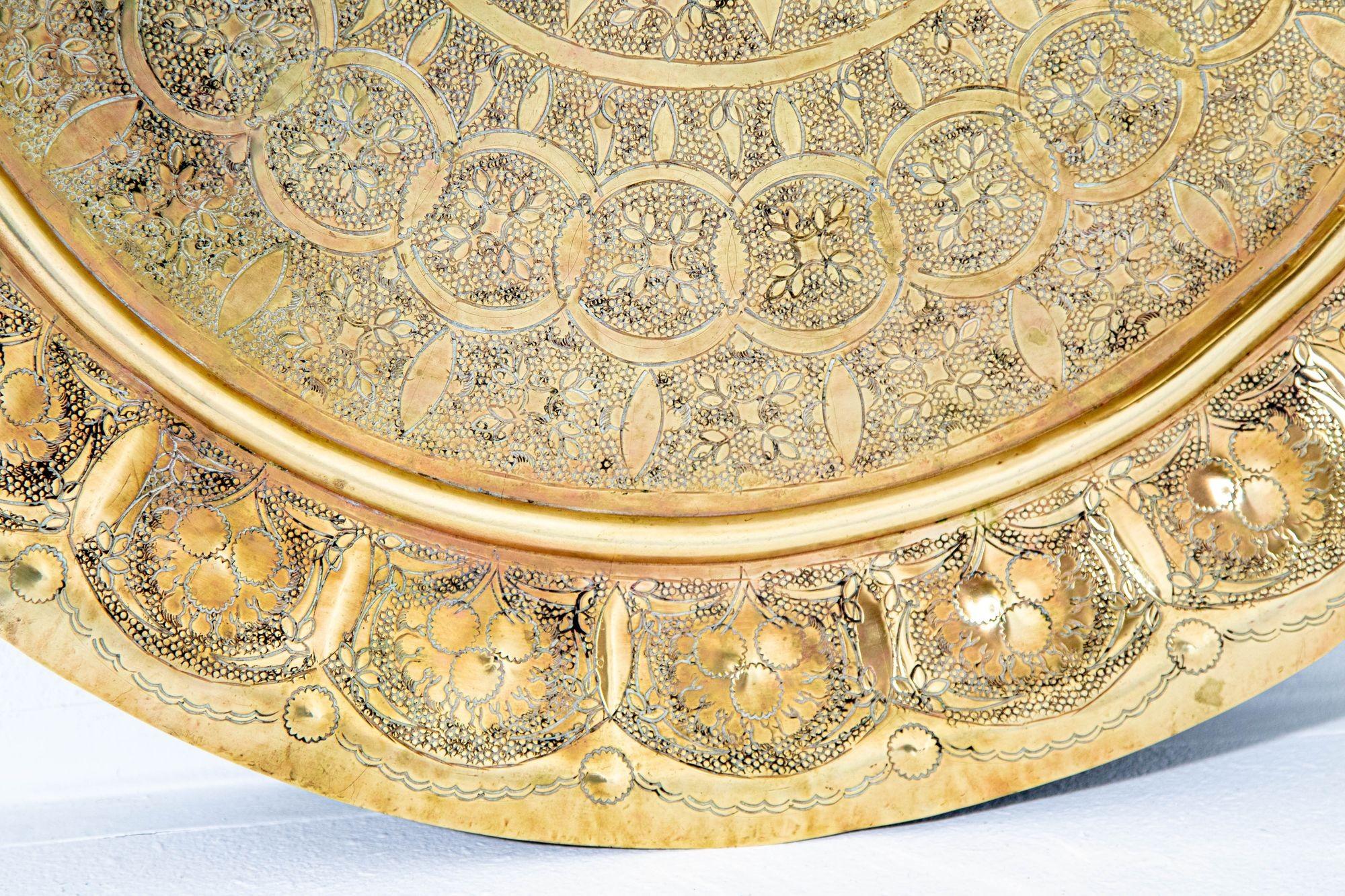 1930s Middle Eastern Round Brass Tray 23.5 in. Diameter For Sale 3