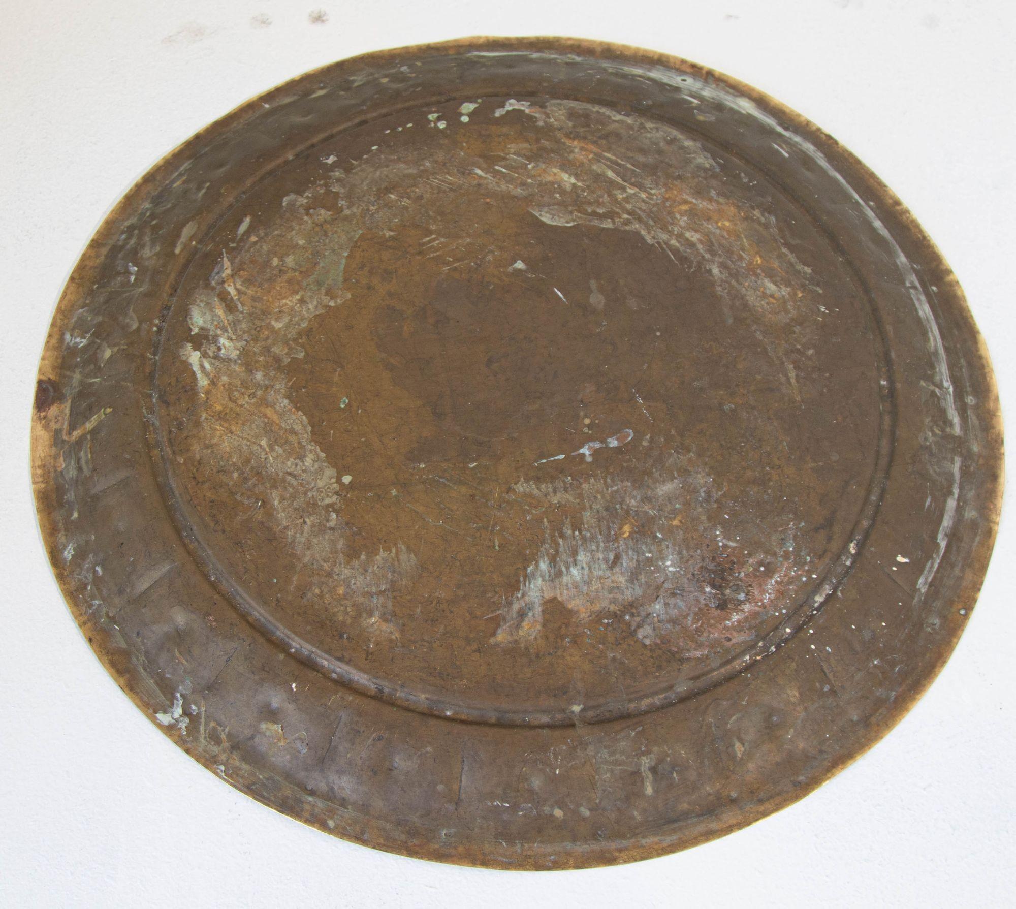 1930s Middle Eastern Round Brass Tray 23.5 in. Diameter For Sale 4