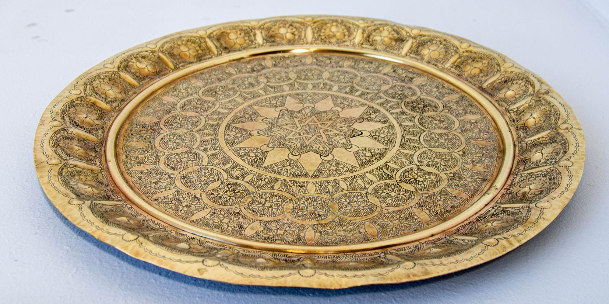 1930s Middle Eastern Round Brass Tray 23.5 in. Diameter For Sale 6