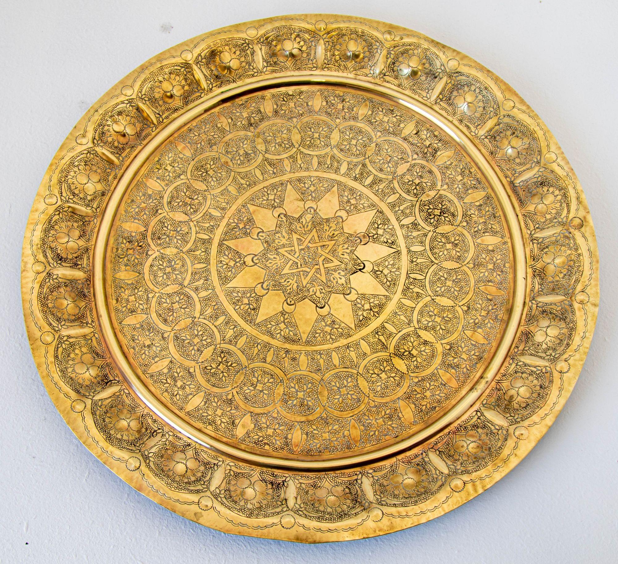 1930s Middle Eastern Round Brass Tray 23.5 in. Diameter For Sale 8