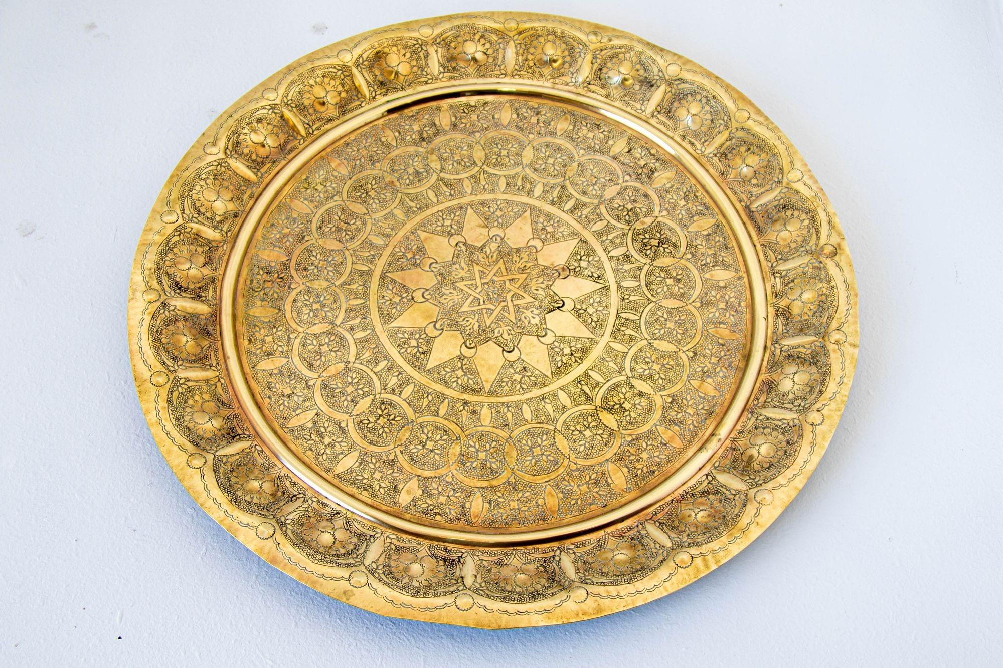 1930s Middle Eastern Round Brass Tray 23.5 in. Diameter For Sale 12