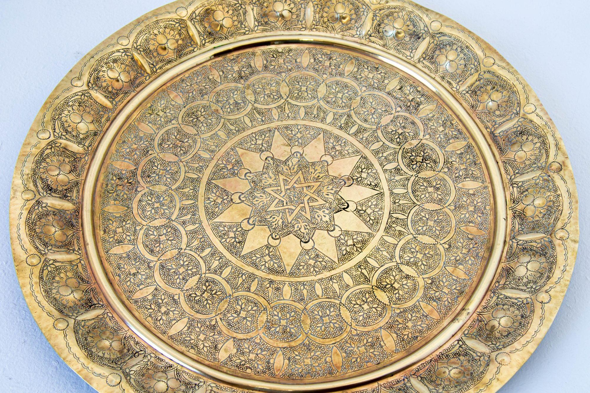 1930s Middle Eastern Round Brass Tray 23.5 in. Diameter For Sale 13