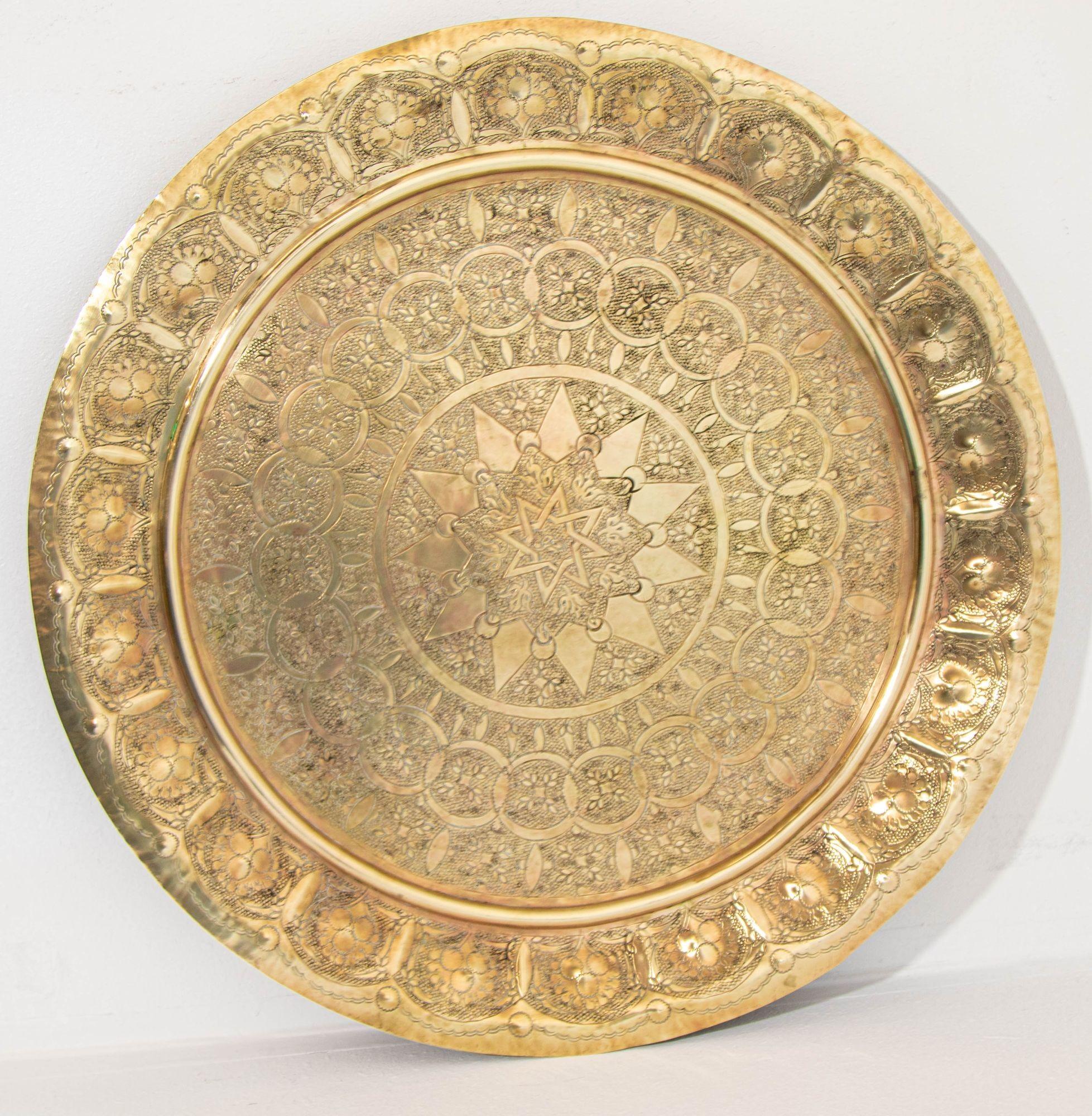 Moorish 1930s Middle Eastern Round Brass Tray 23.5 in. Diameter For Sale
