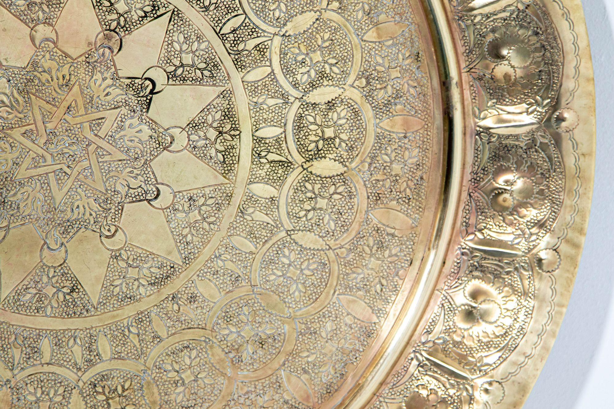 1930s Middle Eastern Round Brass Tray 23.5 in. Diameter For Sale 1