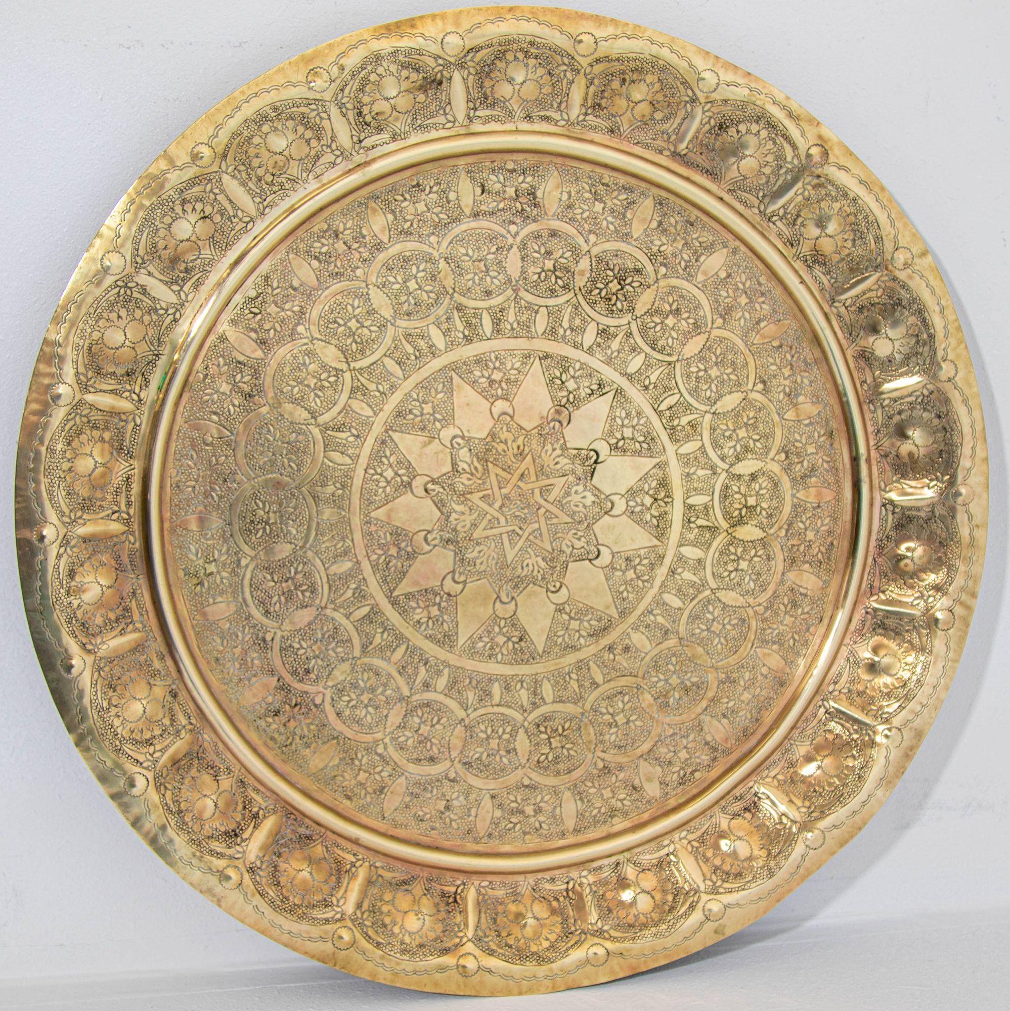1930s Middle Eastern Round Brass Tray 23.5 in. Diameter For Sale 2