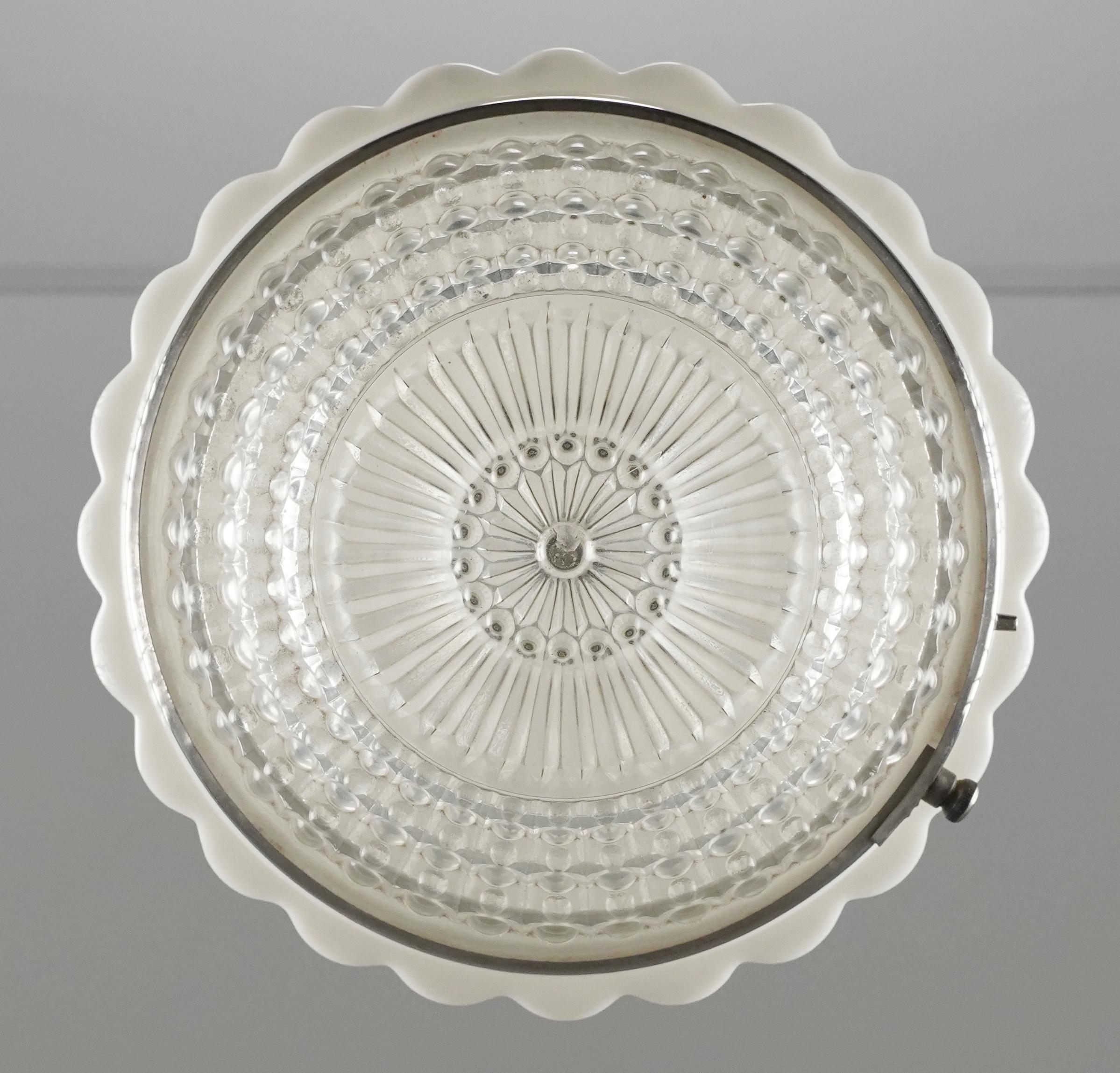 Lampada a sospensione a forma di grattacielo in vetro lattiginoso Art Deco del 1930 in vendita 3