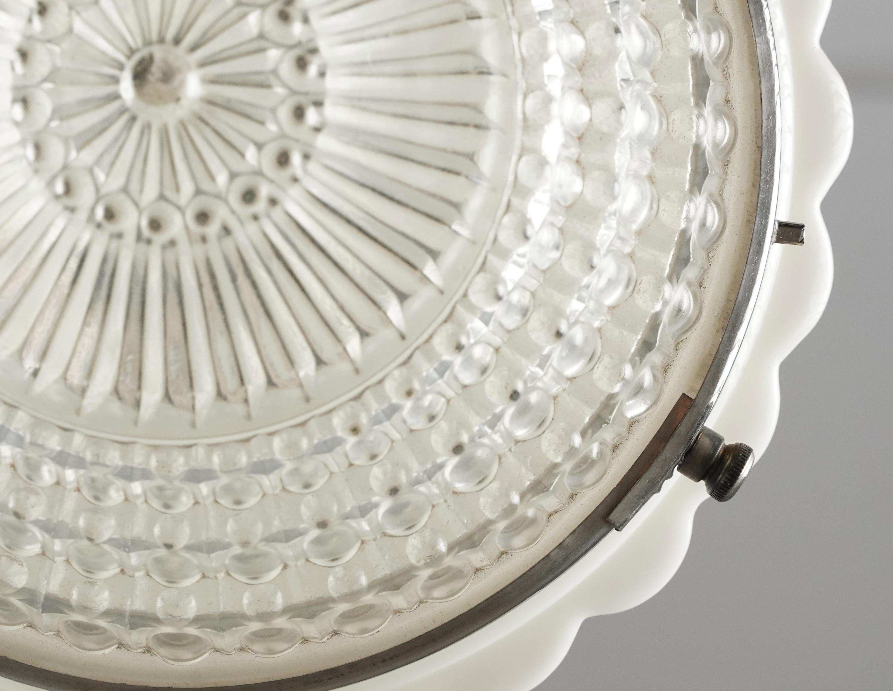 Lampada a sospensione a forma di grattacielo in vetro lattiginoso Art Deco del 1930 in vendita 4