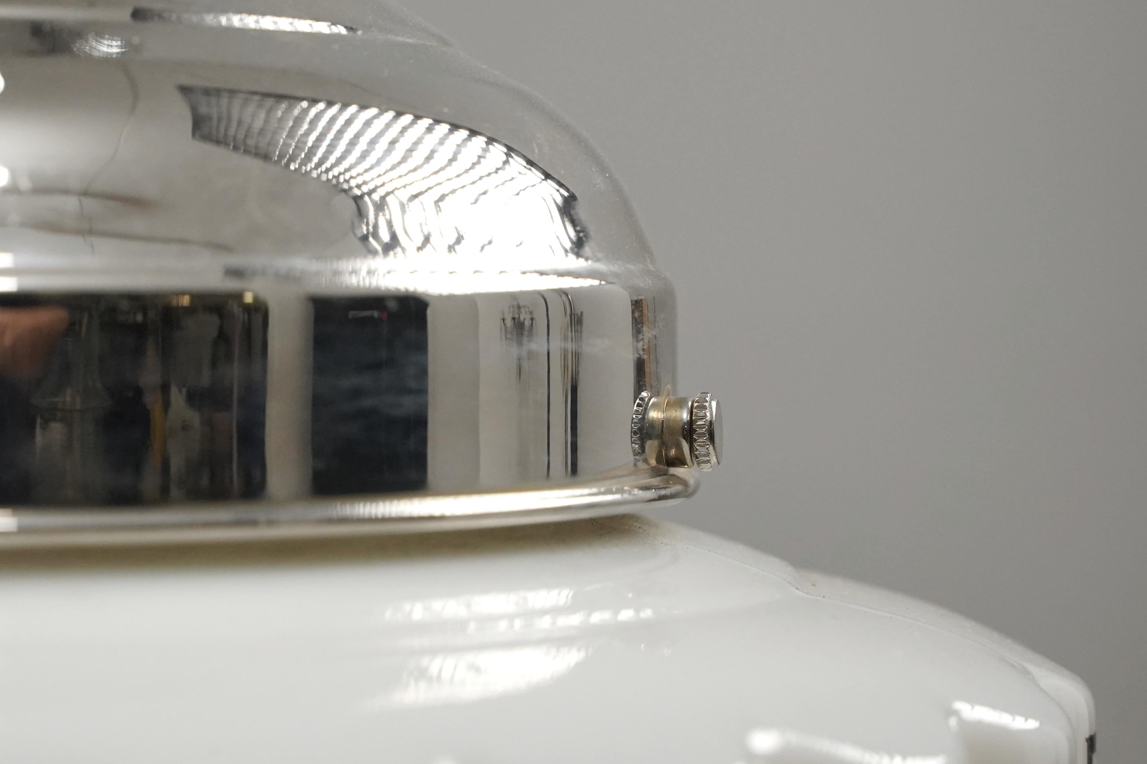 Lampada a sospensione a forma di grattacielo in vetro lattiginoso Art Deco del 1930 in vendita 5