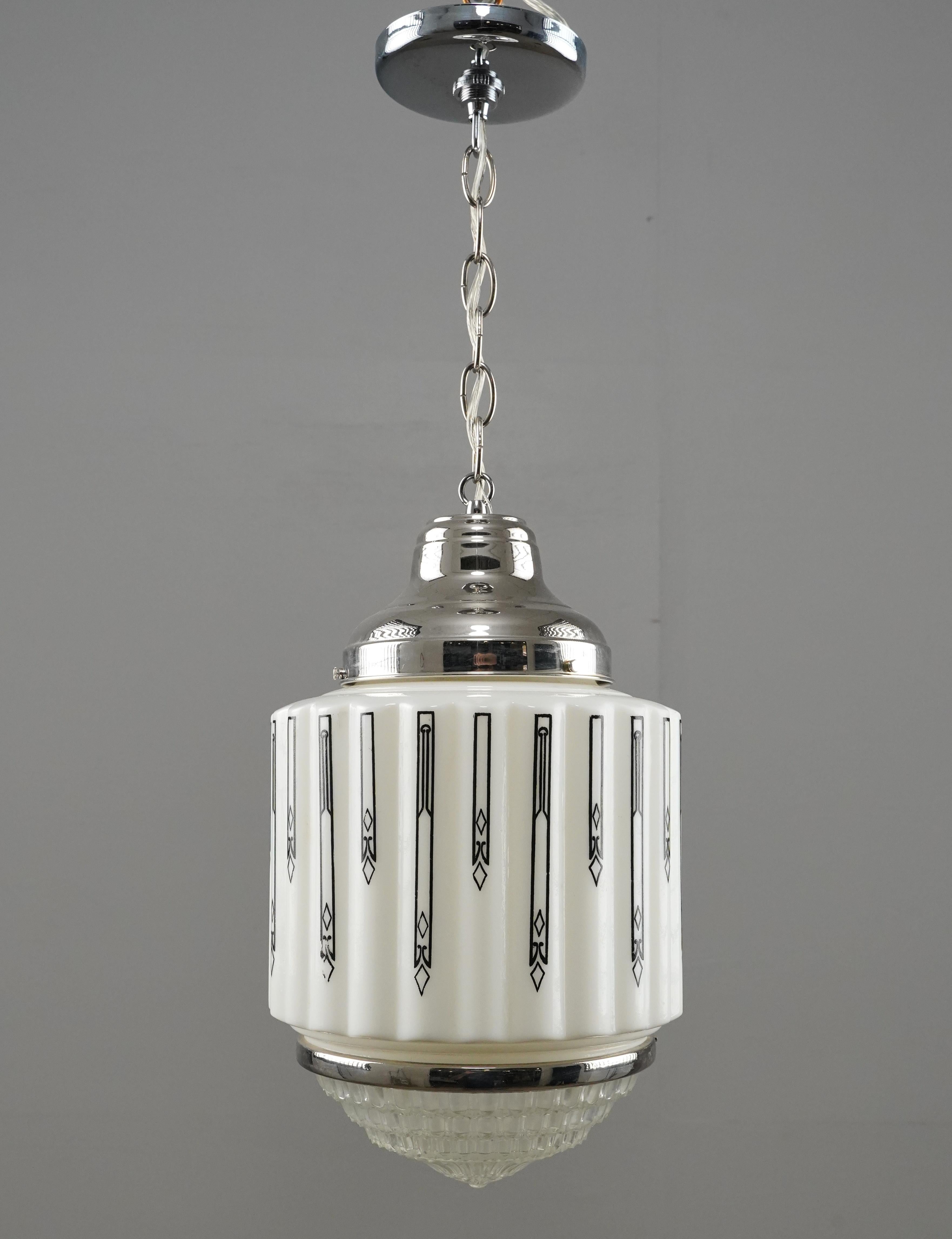 Art Déco Lampada a sospensione a forma di grattacielo in vetro lattiginoso Art Deco del 1930 in vendita