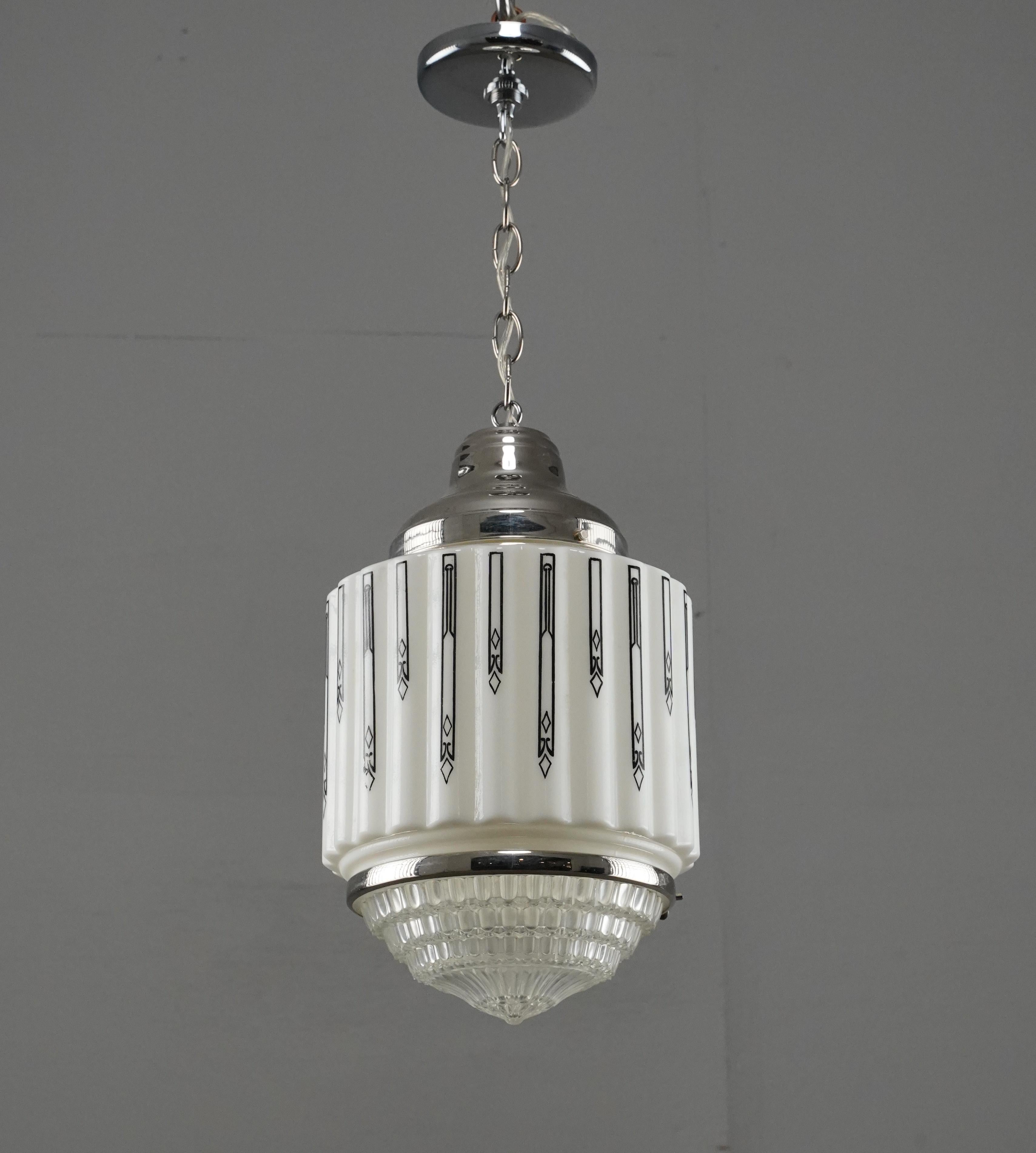 Americano Lampada a sospensione a forma di grattacielo in vetro lattiginoso Art Deco del 1930 in vendita