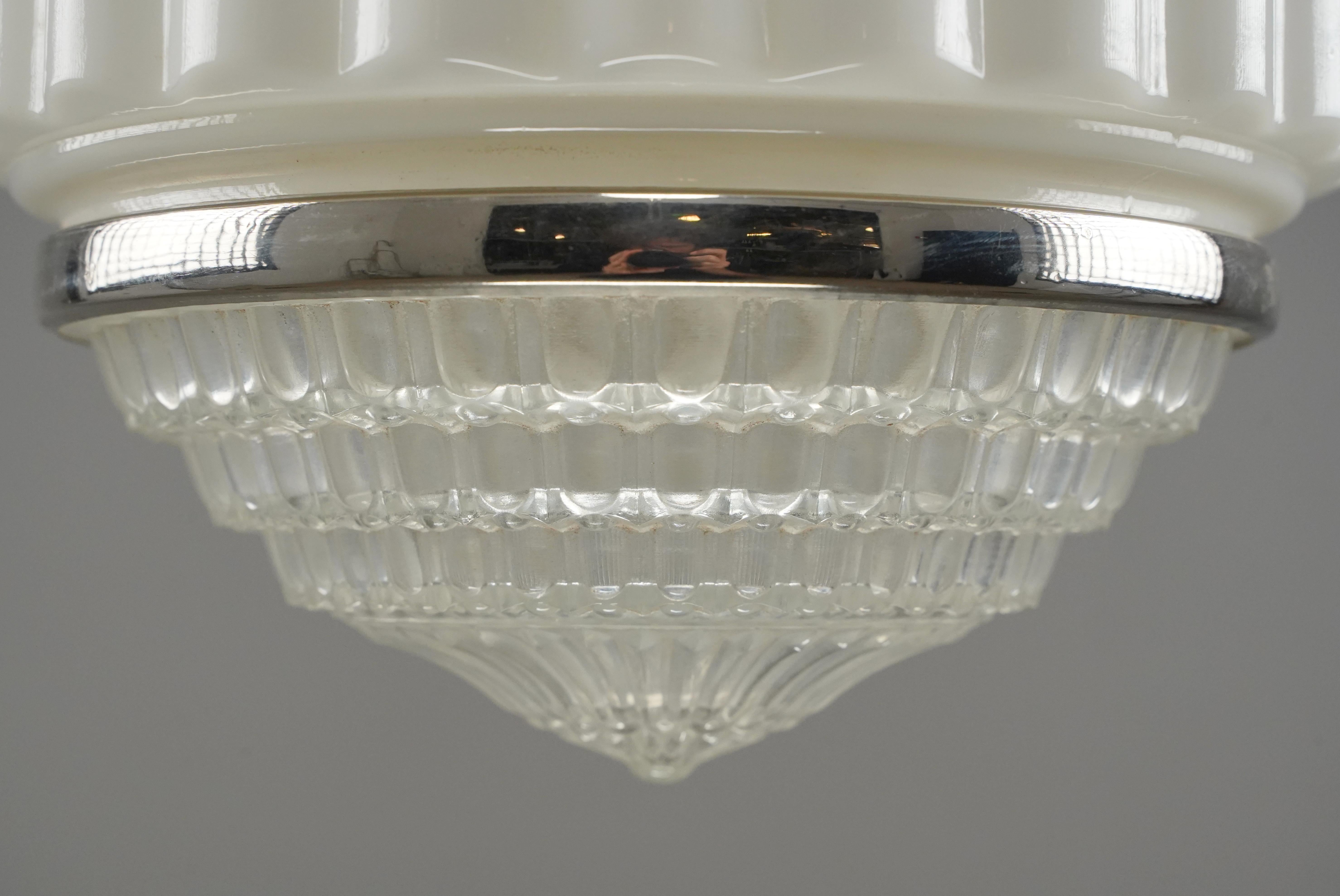 Metà XX secolo Lampada a sospensione a forma di grattacielo in vetro lattiginoso Art Deco del 1930 in vendita