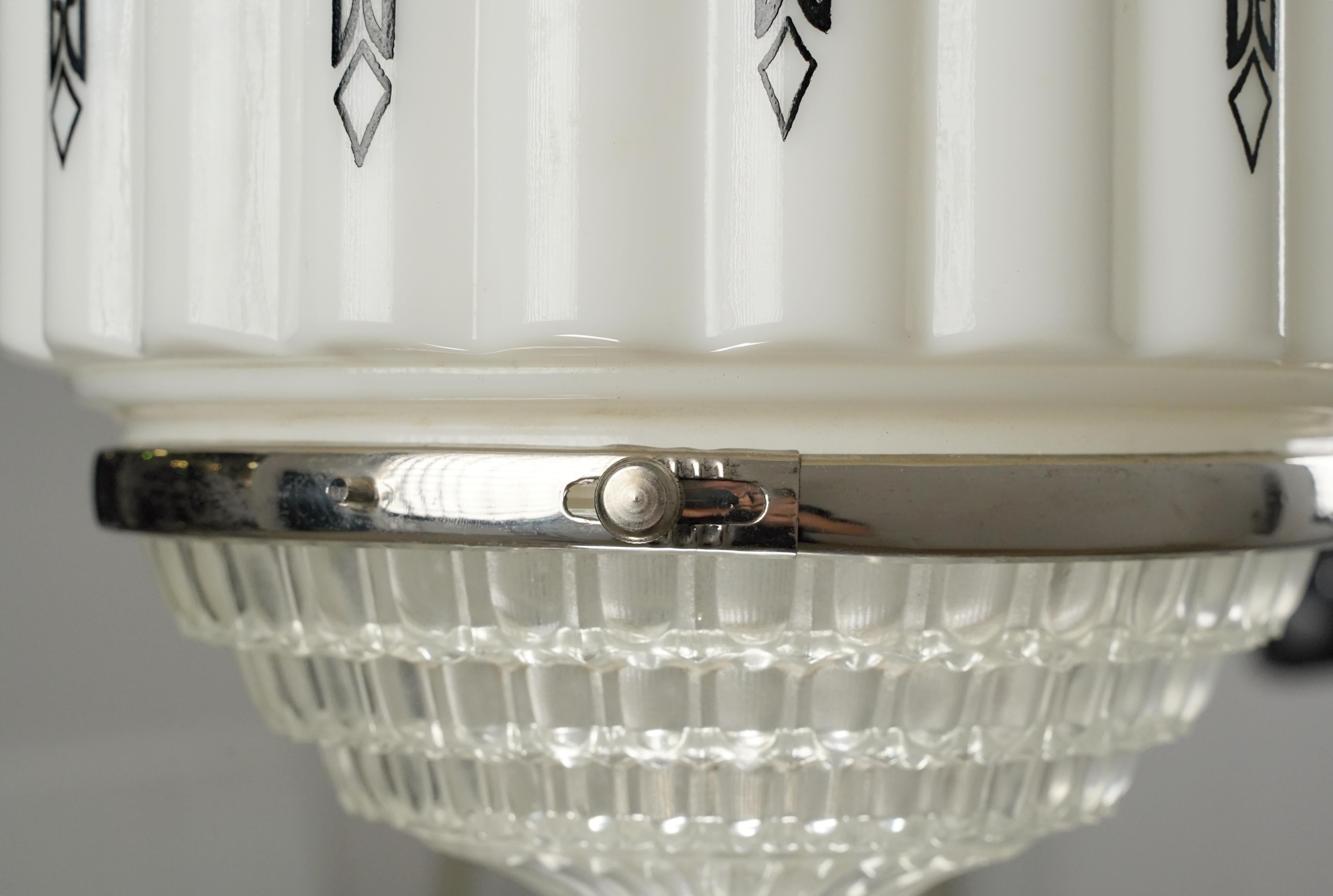 Lampada a sospensione a forma di grattacielo in vetro lattiginoso Art Deco del 1930 in vendita 1