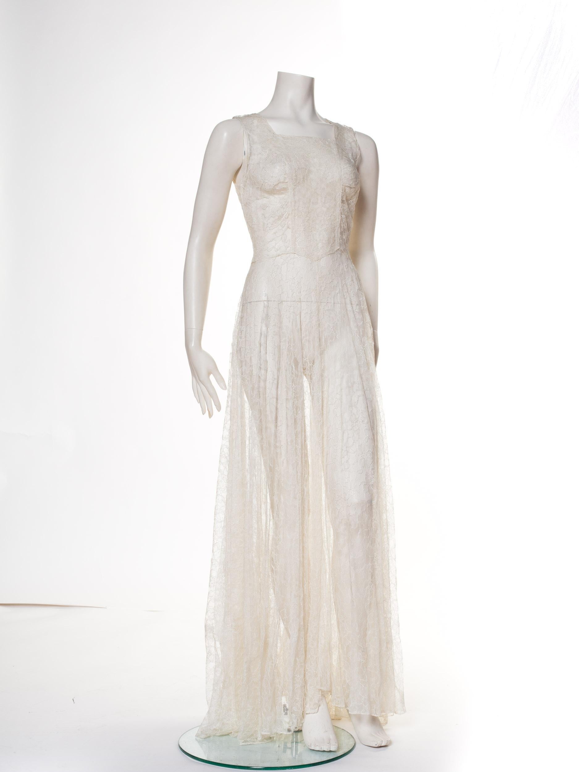 1930s Minimal White Lace Dress With Square Neckline (Weiß)