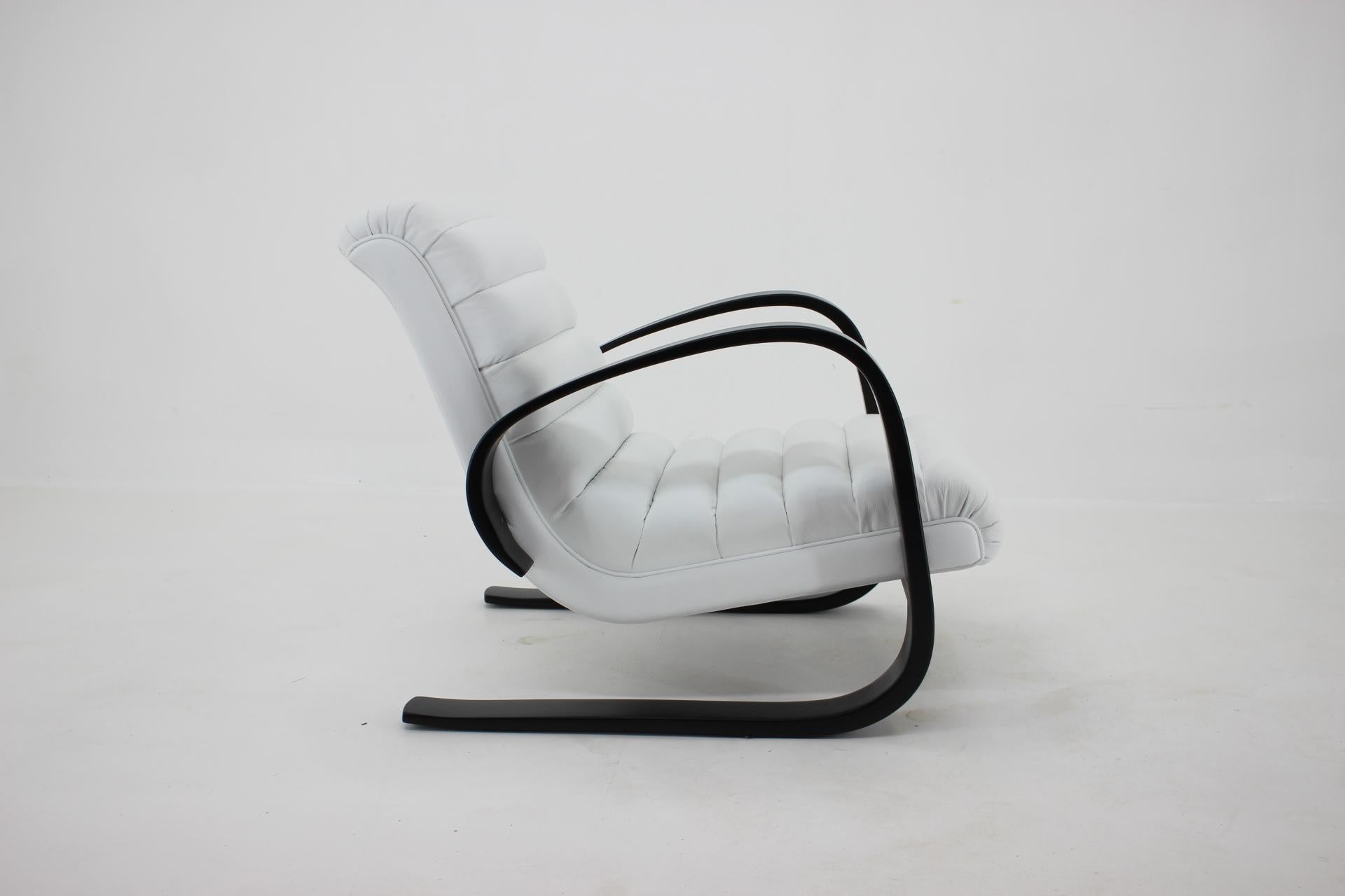 1930s Miroslav Navratil Lounge Chair in White Leather In Good Condition For Sale In Praha, CZ