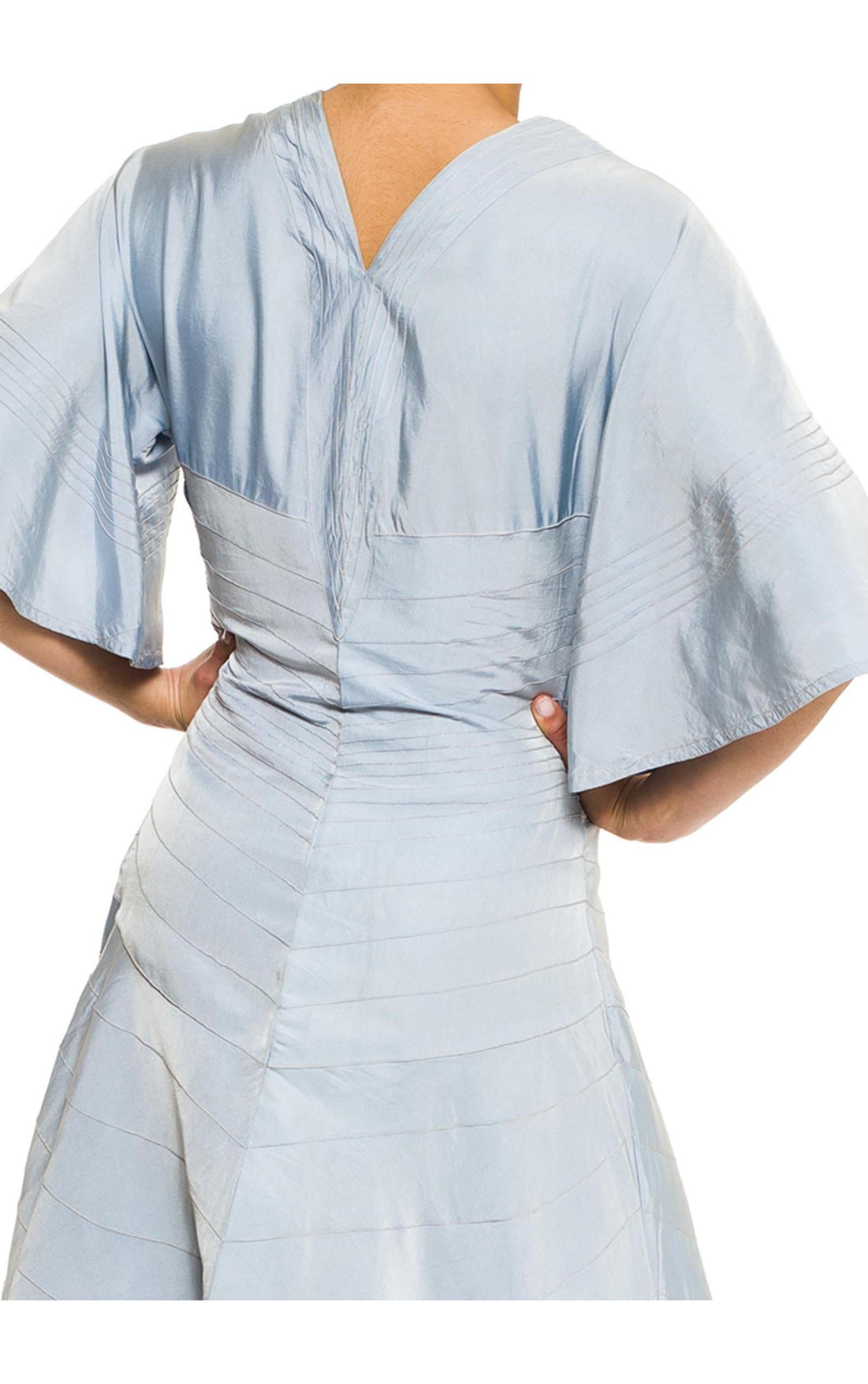 MME JEANNE Babyblaues Haute Couture-Kleid aus Seide und Satin mit Art déco-Besatz aus L, 1930er Jahre im Angebot 1