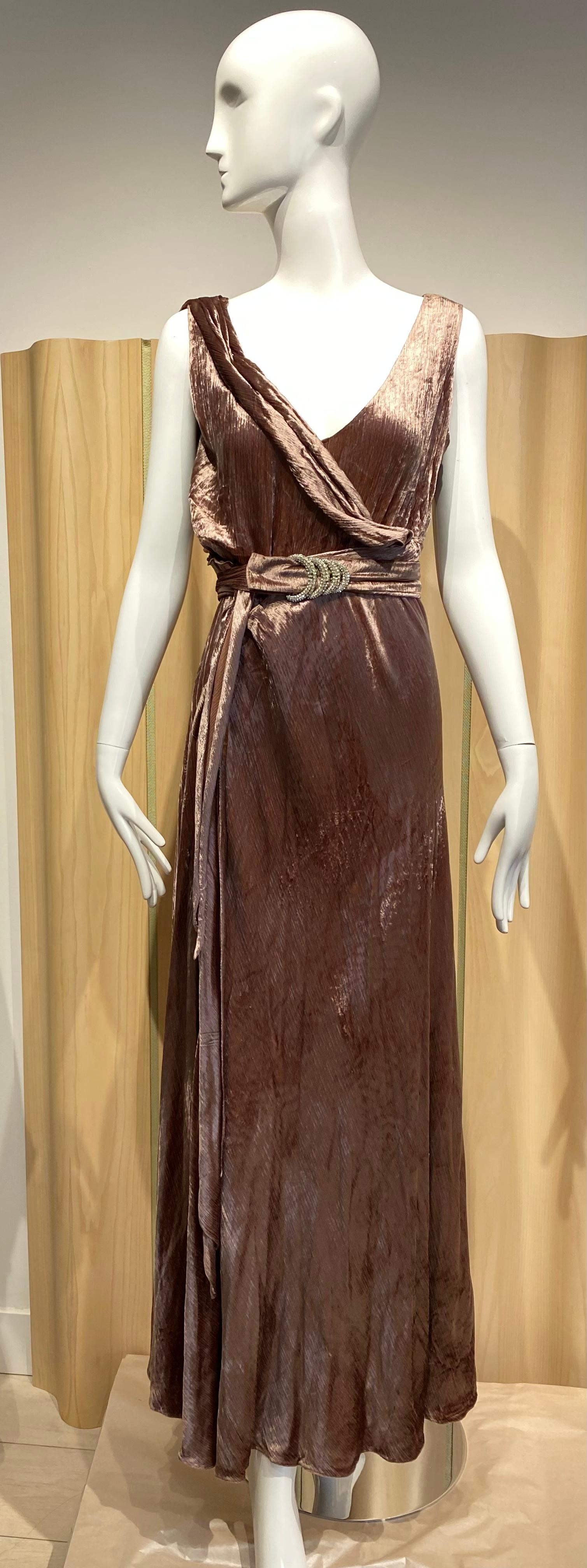 1930er Jahre mokkabraunes, ärmelloses Cocktailkleid aus Samt mit V-Ausschnitt und 3/4-Ärmeln/ Jacke mit Kunstpelzbesatz.
Perfekt für Hochzeiten oder Cocktailpartys.
Gürtel 
Passend für US Größe 8

