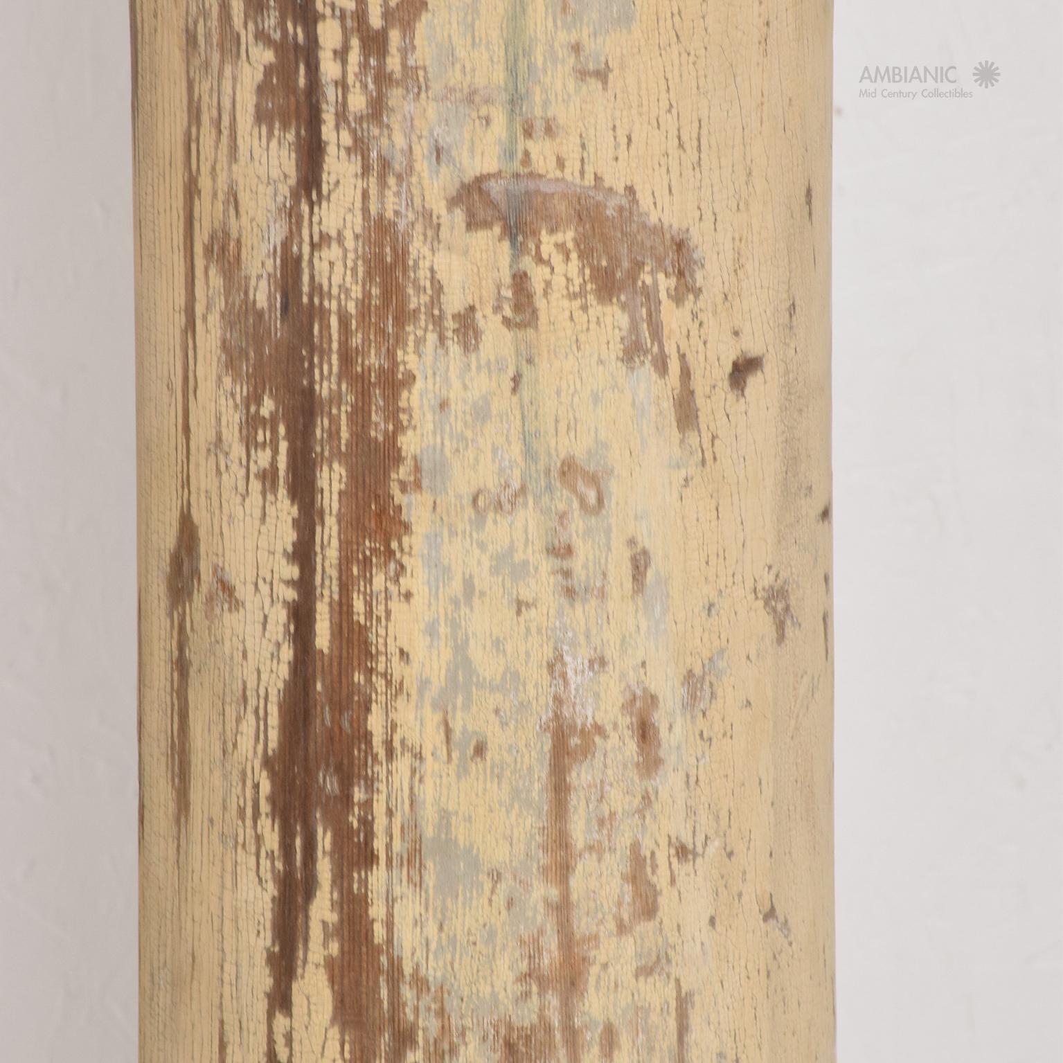 1930er Jahre Architectural Salvage Distressed Wood Columns Satz von vier im Zustand „Starke Gebrauchsspuren“ im Angebot in Chula Vista, CA