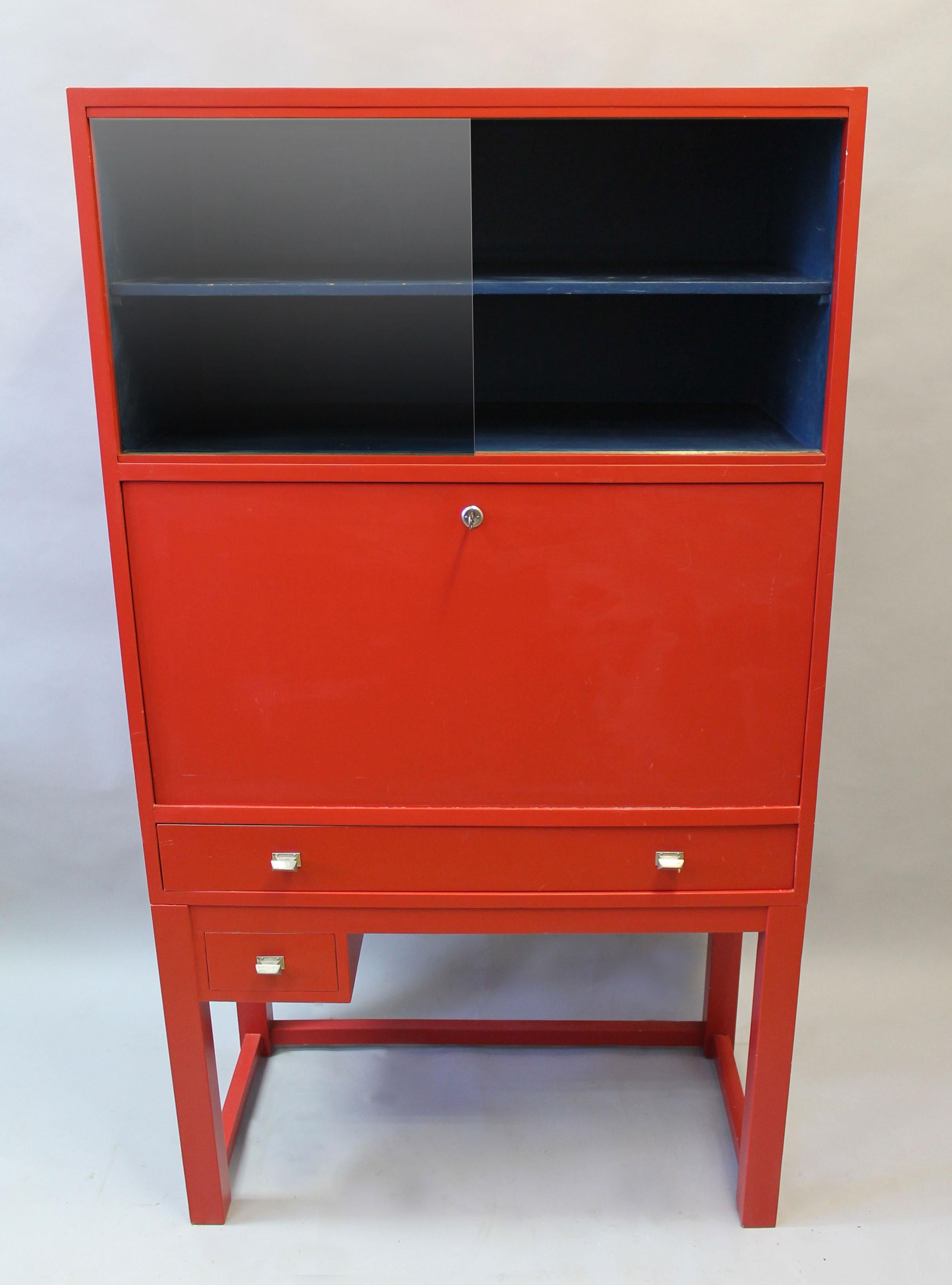 Il s'agit d'une armoire moderniste des années 1930 vraiment unique et extrêmement rare. Il provient d'une villa de Brno, en République tchèque.

Le concepteur et le producteur de ce meuble nous sont malheureusement inconnus, car il s'agit