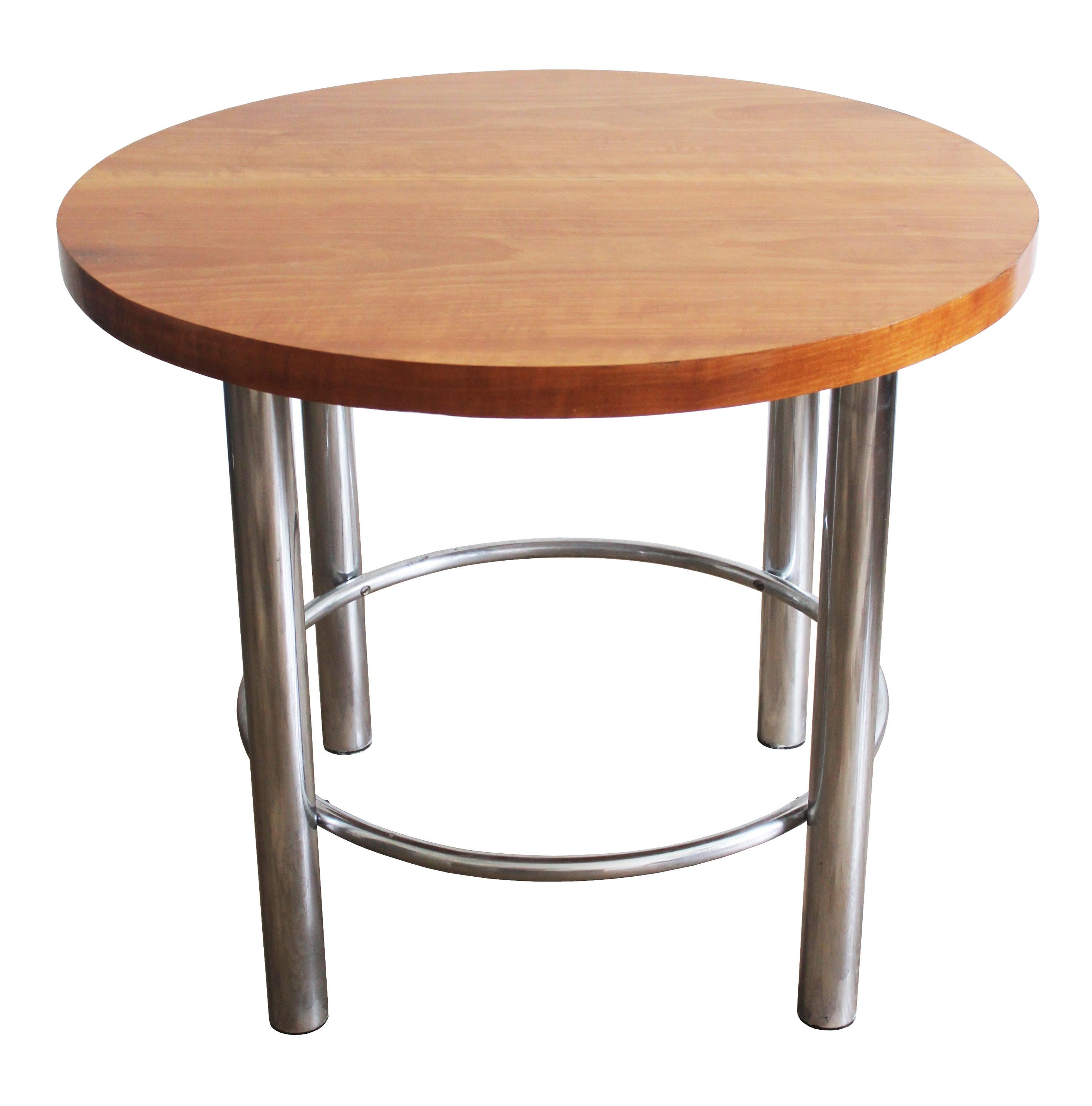 Cette table basse tubulaire moderniste a été conçue et produite dans les années 1930 par Slezak Furniture Company dans l'ancienne Tchécoslovaquie, sous le modèle ST44. À l'époque, l'esthétique radicale du Bauhaus et les visions d'un nouveau mode de