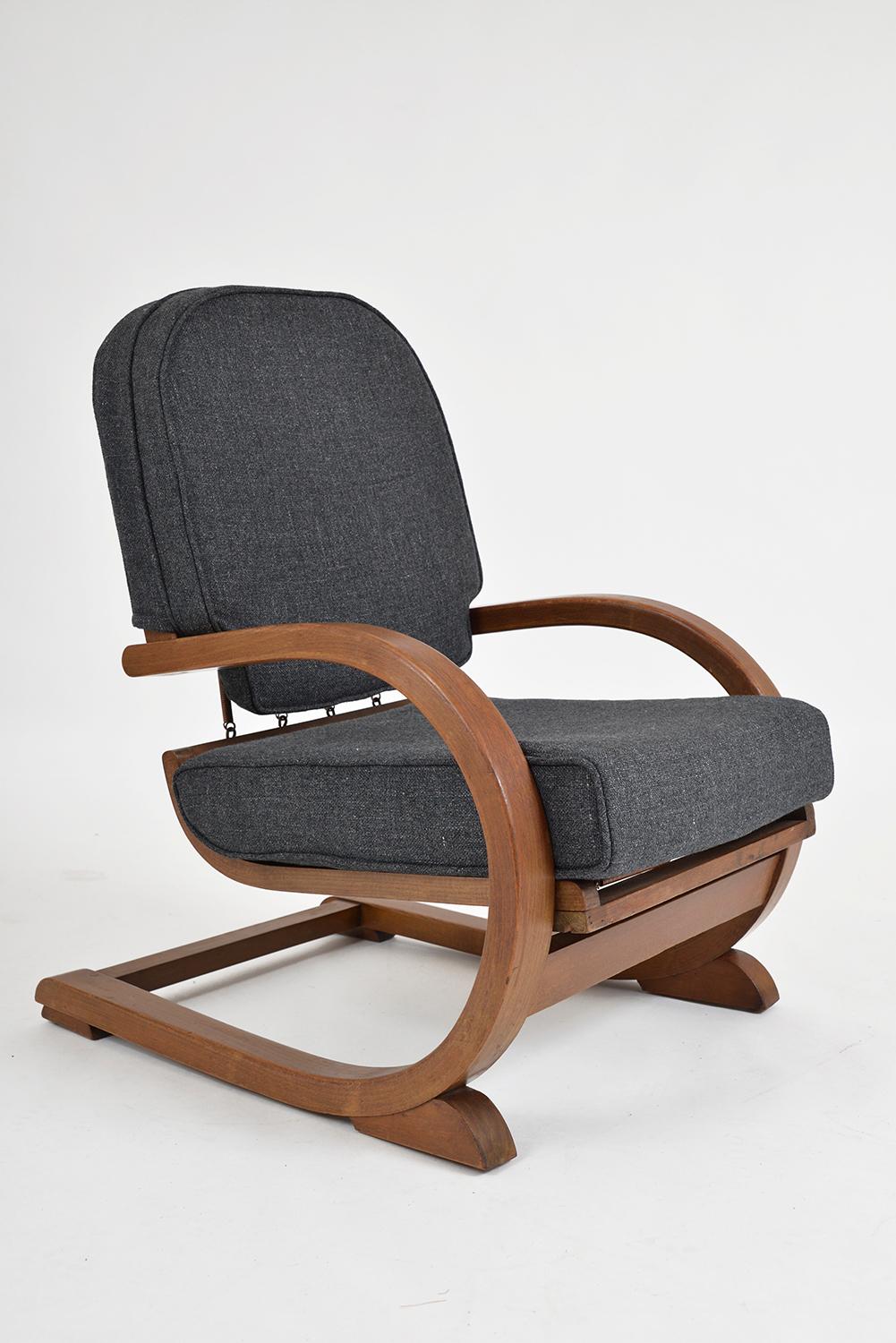 This rare 1930s Modernist armchair known as the ‘Famulus’ was designed by J. P. Hully and made by P.E Gane Ltd in Bristol, UK.
The Famulus chair is made from steamed birch with the arms bending through 180 degrees ending on sledge feet. The wood