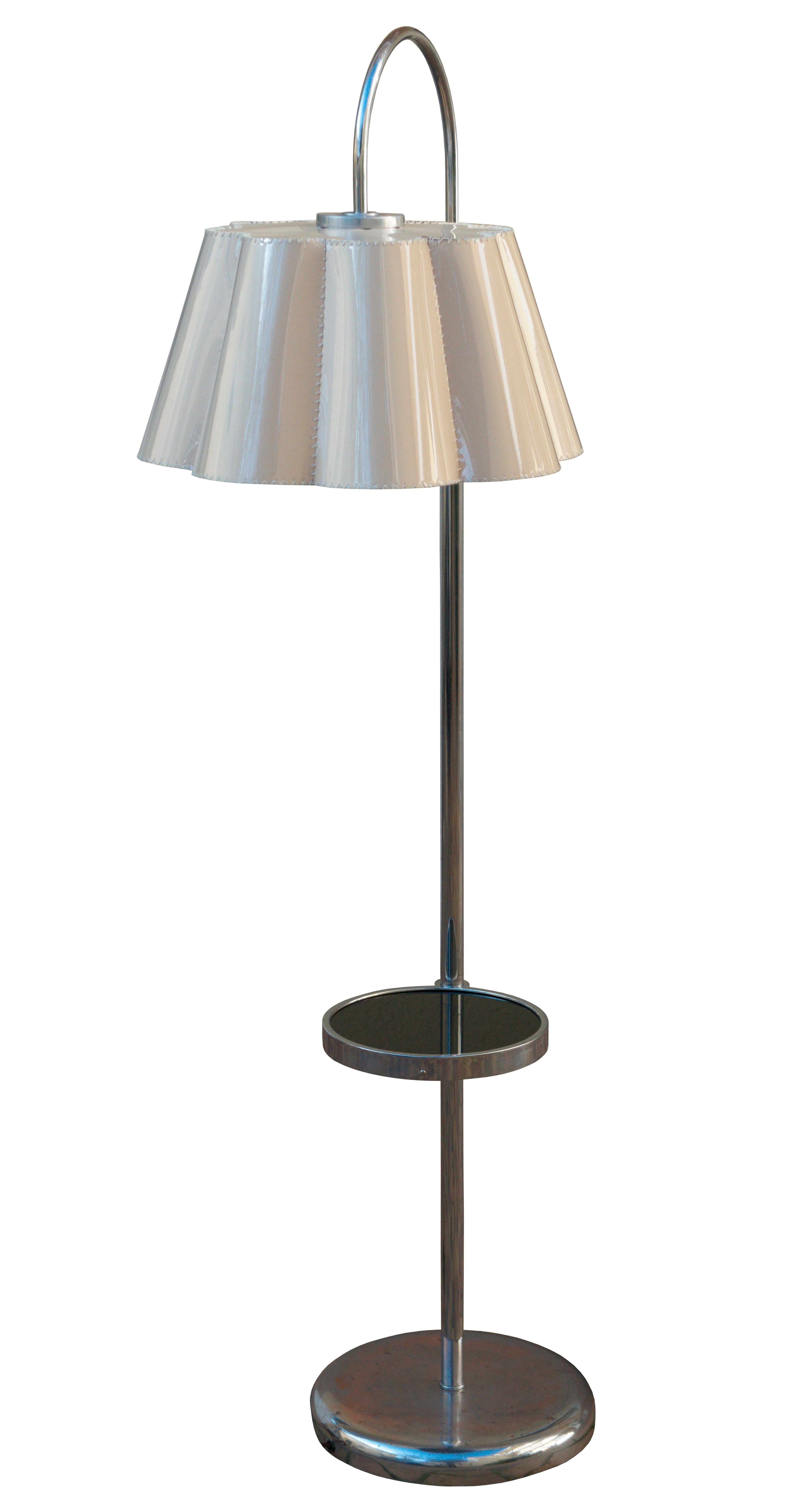 Ce lampadaire moderniste a été conçu et produit par la société NAPAKO dans les années 1930 en Tchécoslovaquie. 

Cette pièce représente parfaitement l'approche moderniste de la conception de meubles. Il est minimaliste, fonctionnel et élégant ; un