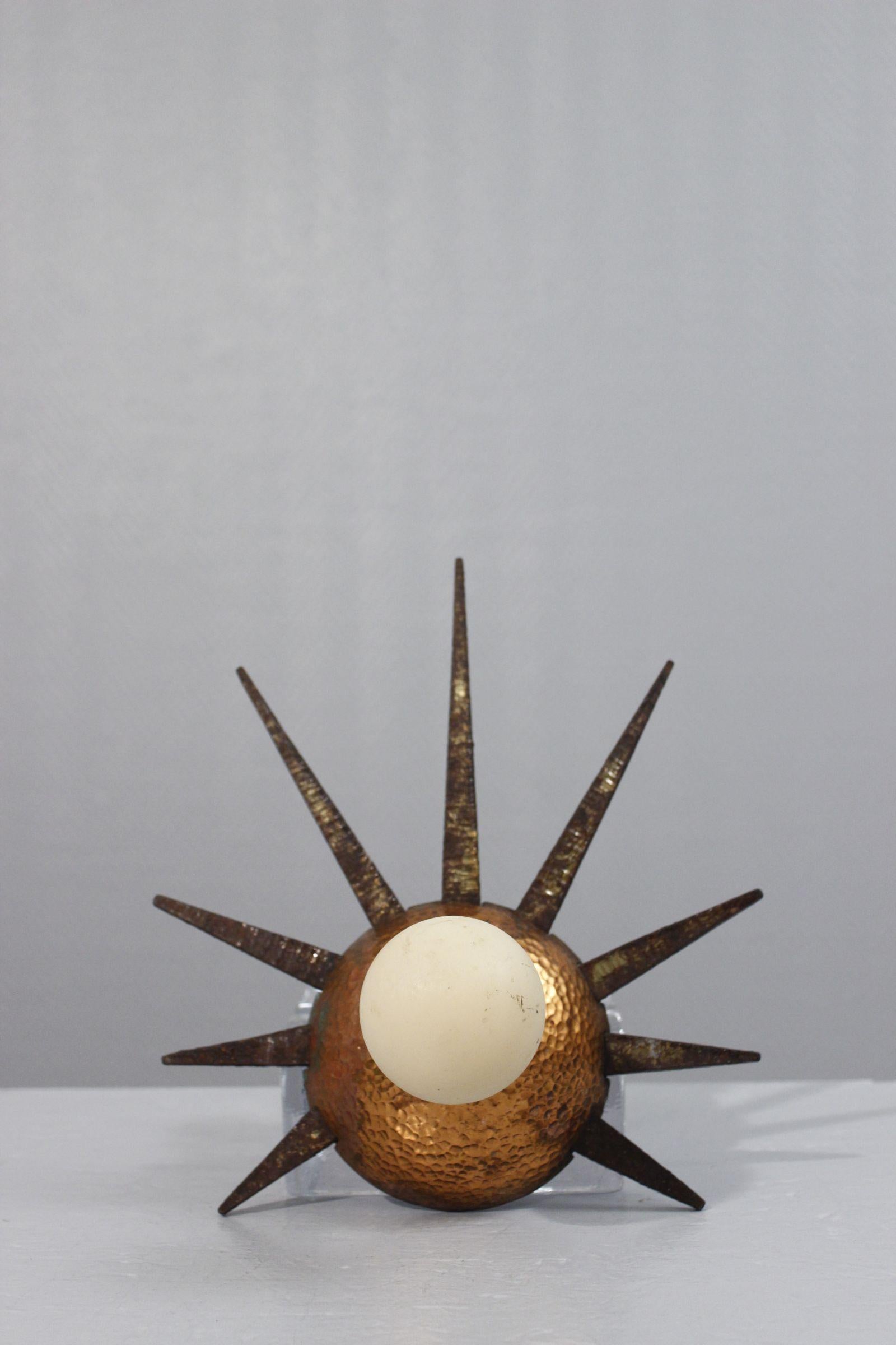 Original sun-shaped wall hook circa 1930, made of hammered copper, brass and plastic ball hook.

Work in the style of Gilbert Poillerat's productions.

Very good condition, surface oxidation.