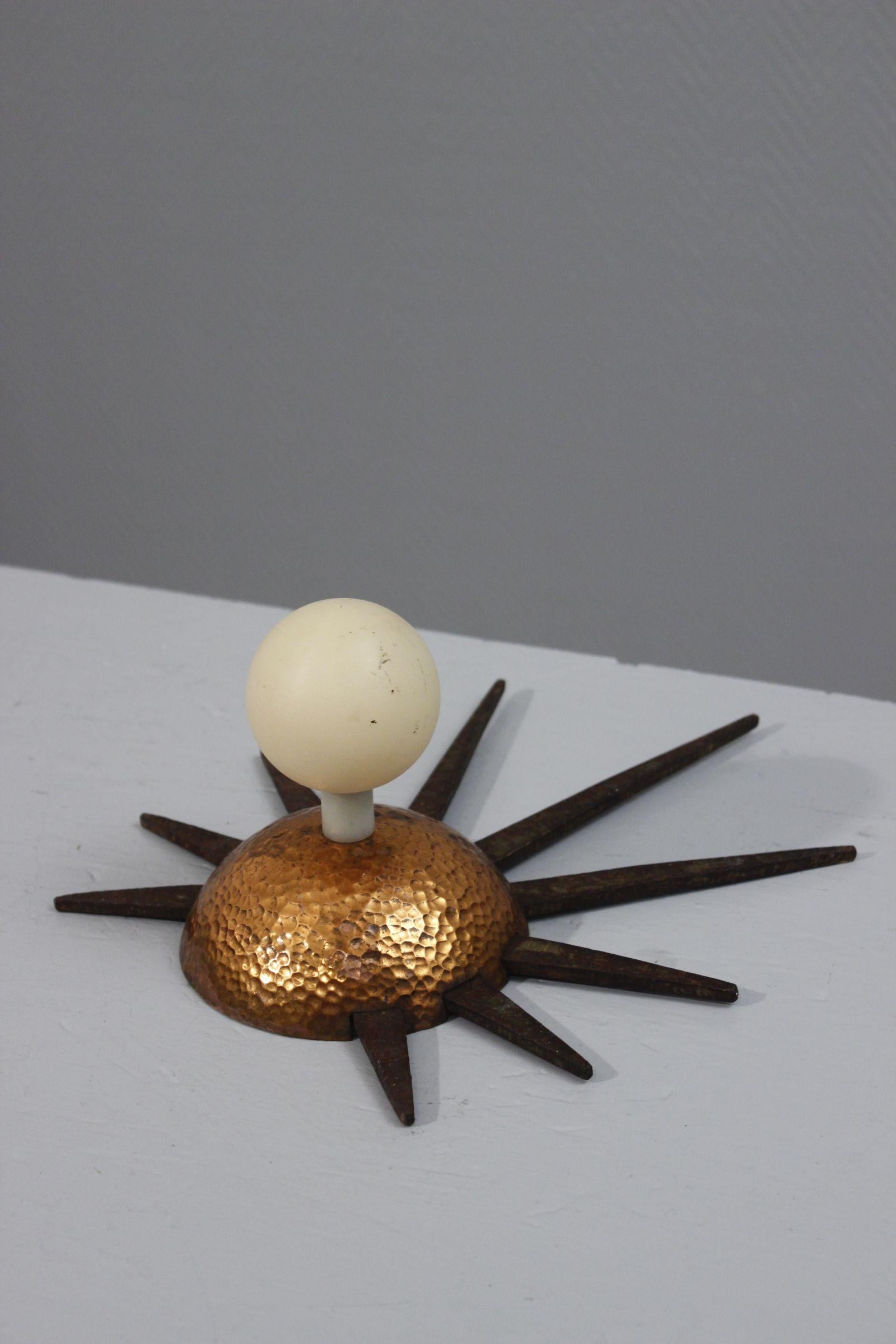 1930s Modernist hammered copper & brass wall coat hanger In Good Condition For Sale In STRASBOURG, FR