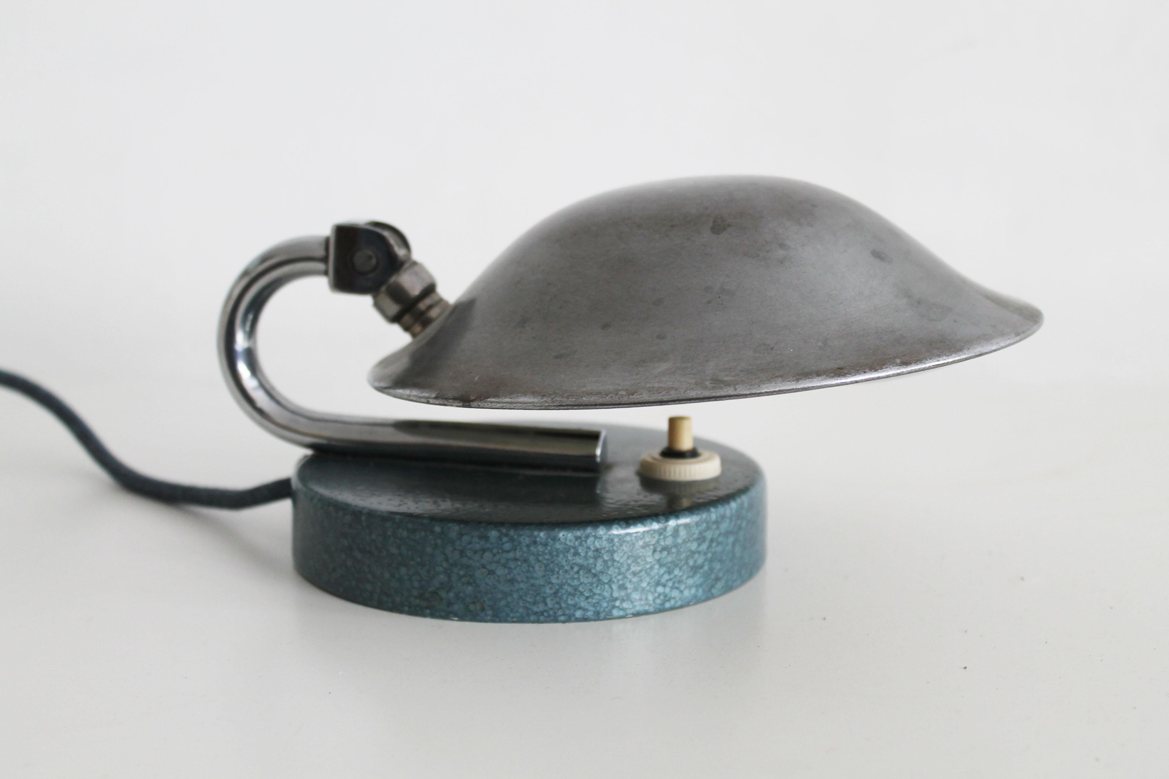 Il s'agit d'une lampe de table moderniste originale produite dans les années 1930 par The Company Napako. Elle a été conçue par Carl Jucker, qui est devenu célèbre par la suite pour son design de la lampe de table désormais emblématique (en