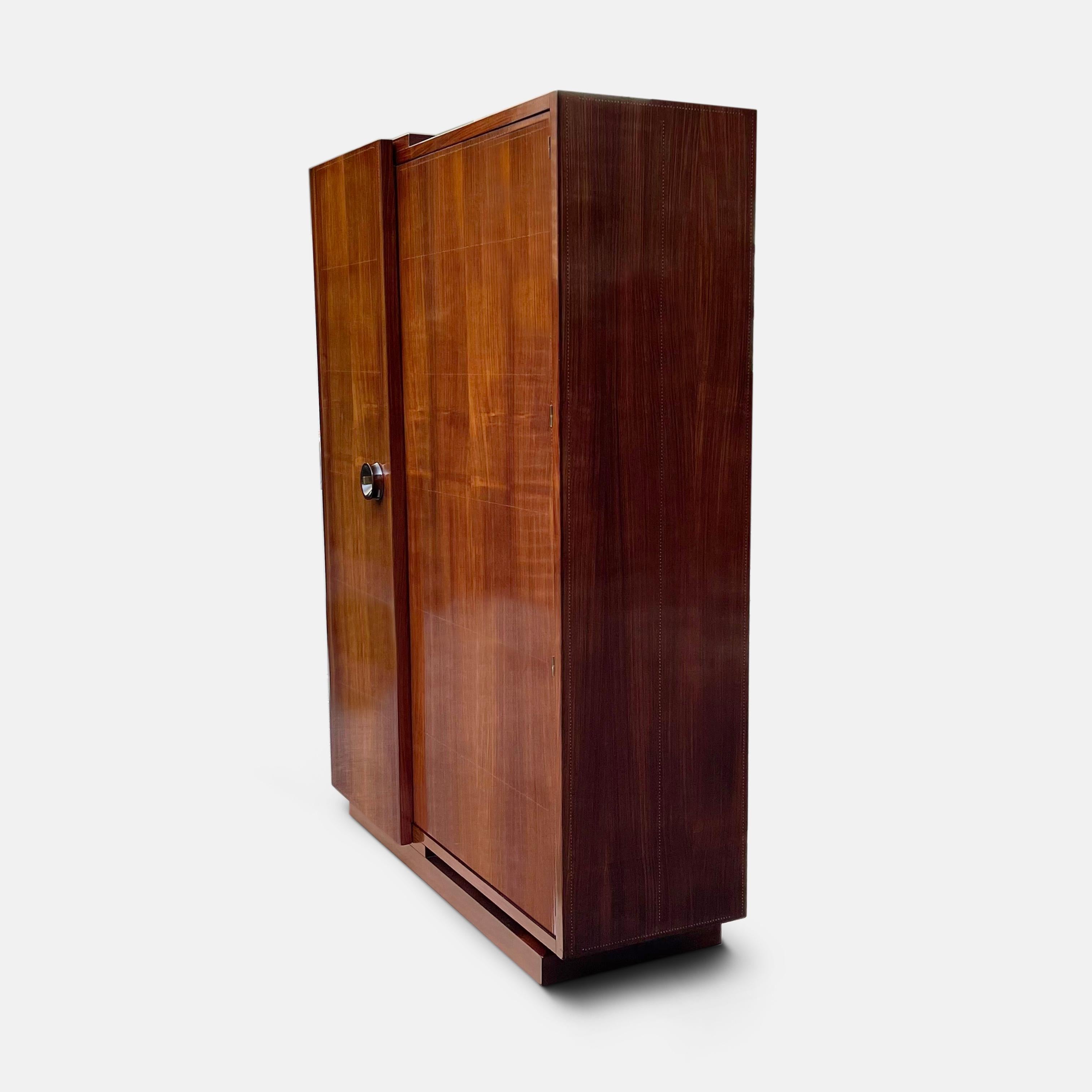 Cette armoire moderniste magistrale et exceptionnellement proportionnée d'André Sornay montre pourquoi sa stature en tant que l'un des plus importants designers de la période Art déco n'a fait que croître au fil du temps. Toujours à la recherche de
