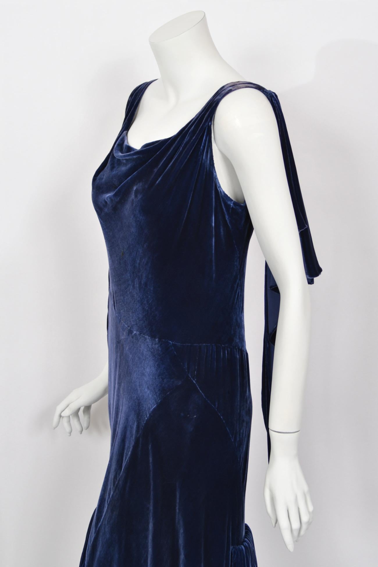 Robe asymétrique haute couture Molyneux des années 1930 en velours de soie bleu saphir coupée en biais en vente 5