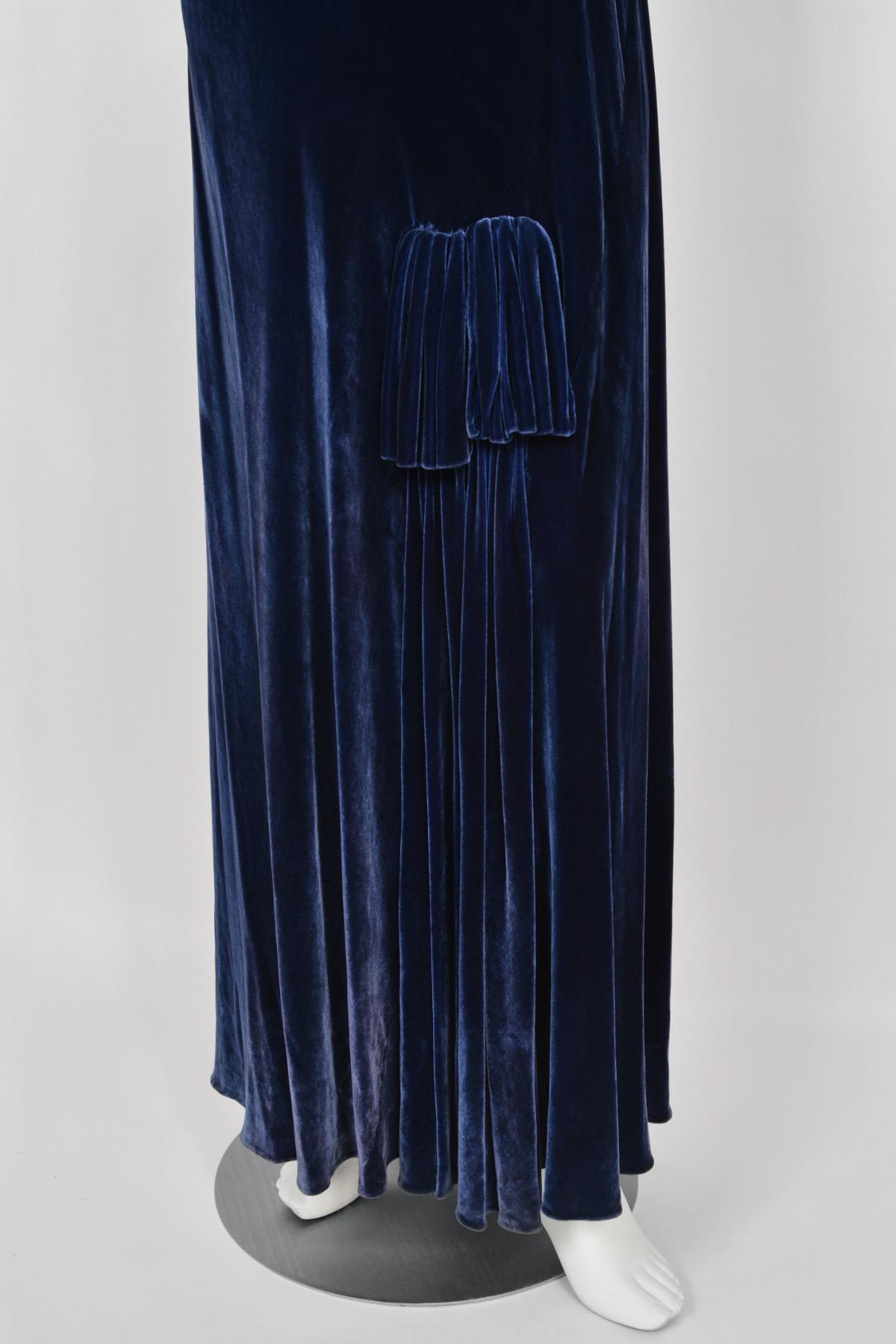 Robe asymétrique haute couture Molyneux des années 1930 en velours de soie bleu saphir coupée en biais en vente 6