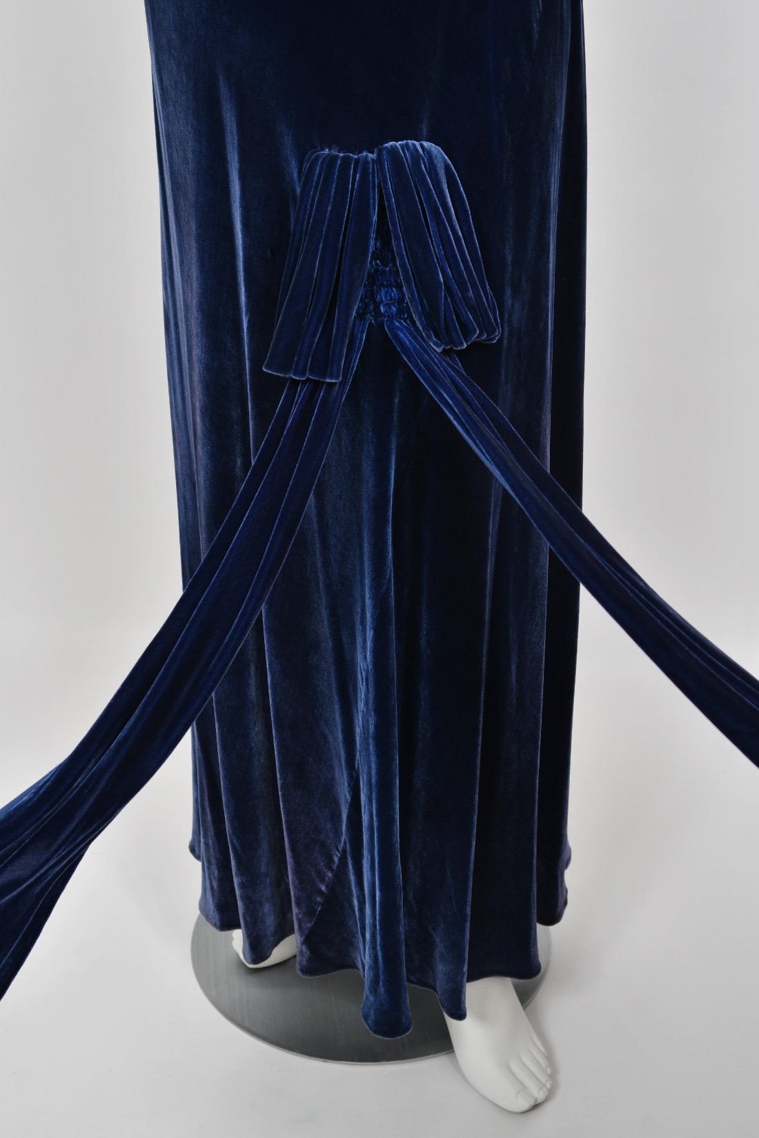 Robe asymétrique haute couture Molyneux des années 1930 en velours de soie bleu saphir coupée en biais en vente 7