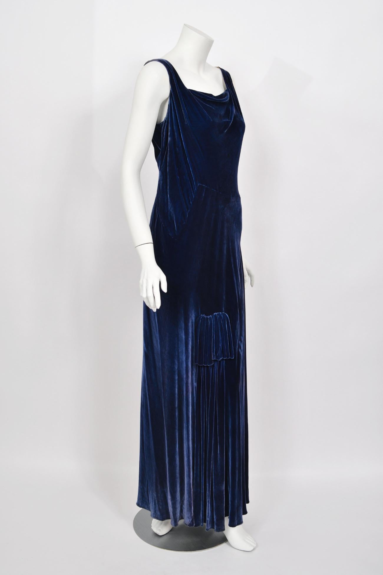 Robe asymétrique haute couture Molyneux des années 1930 en velours de soie bleu saphir coupée en biais en vente 8