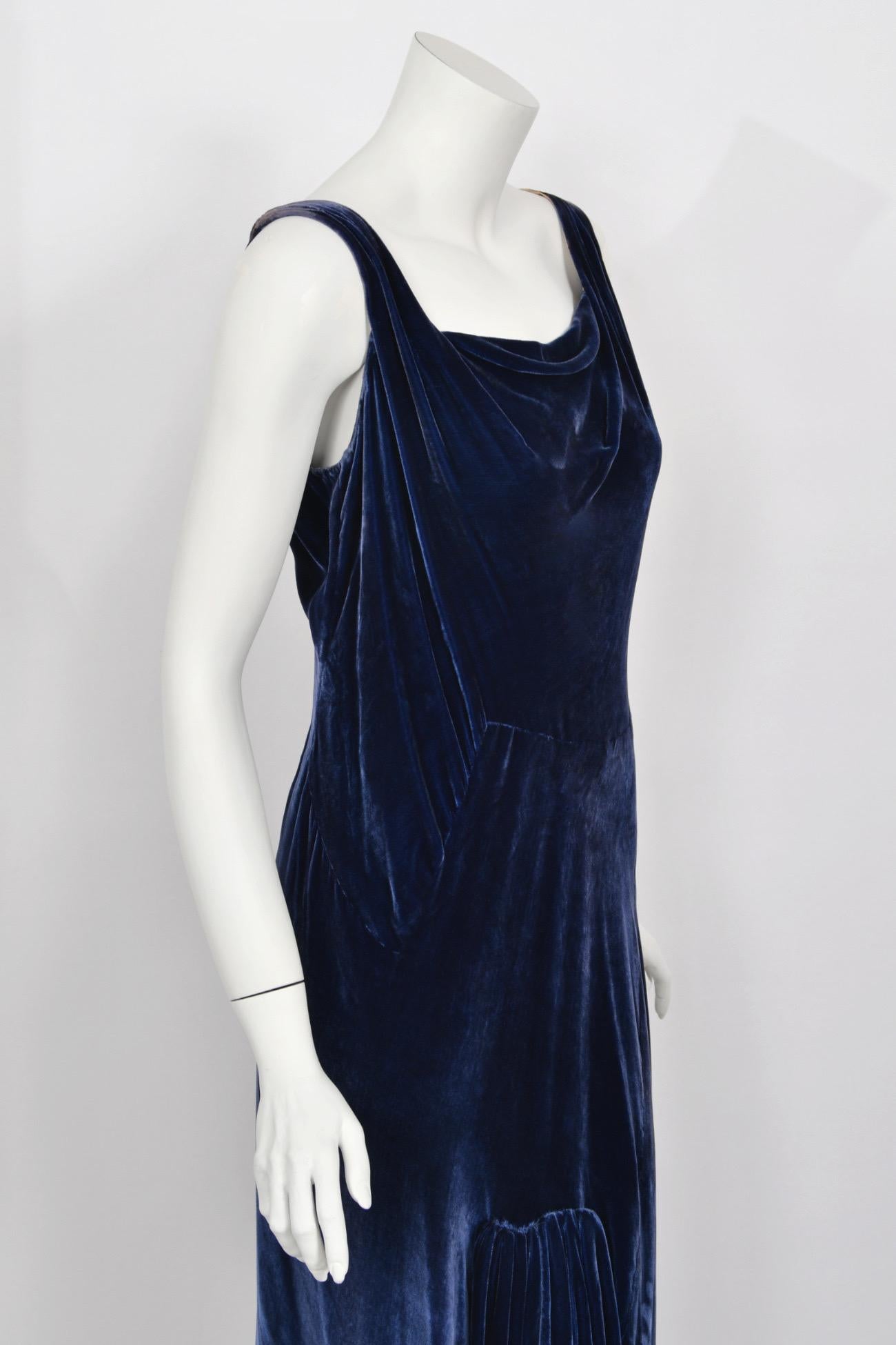 Robe asymétrique haute couture Molyneux des années 1930 en velours de soie bleu saphir coupée en biais en vente 9